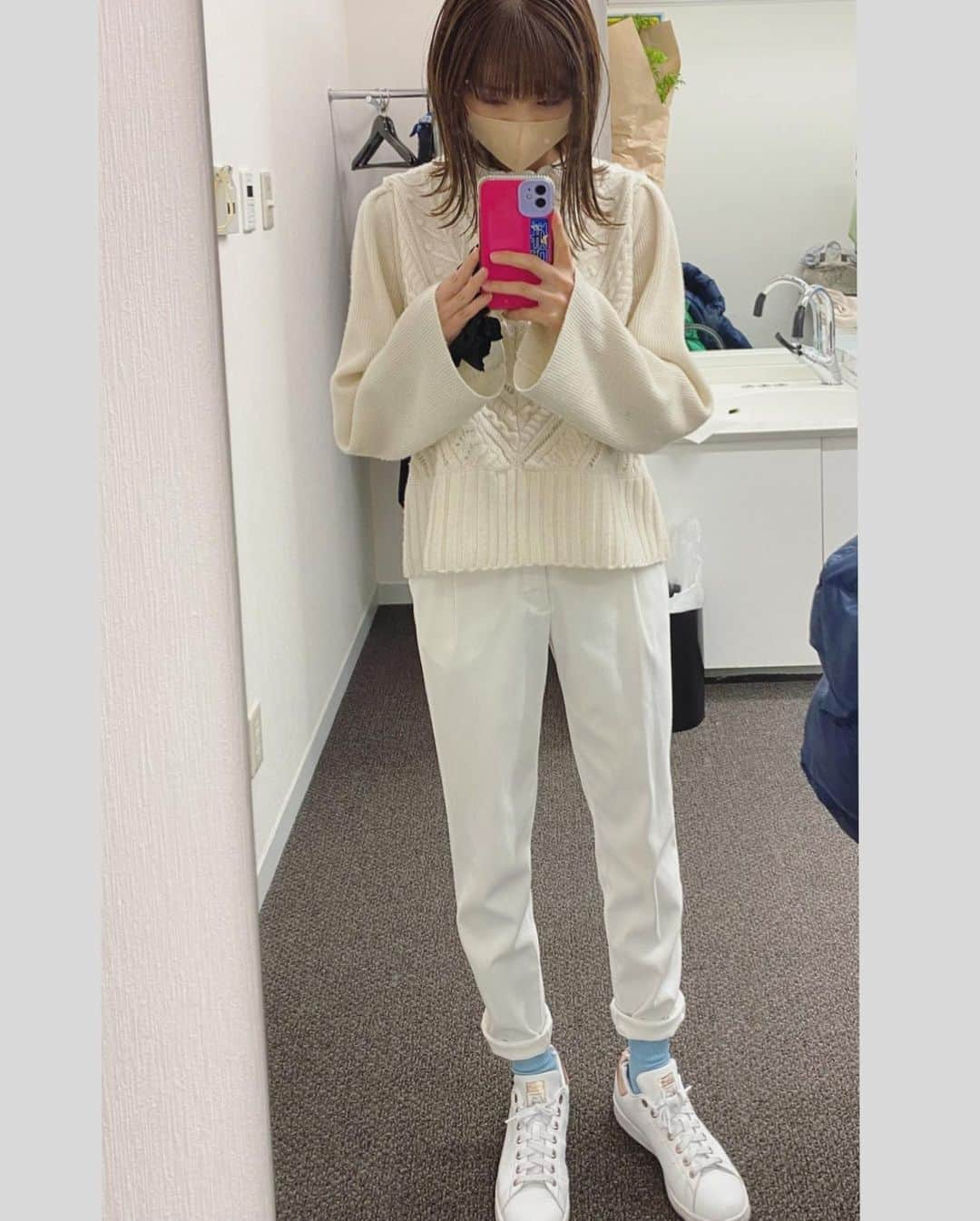 眞家泉さんのインスタグラム写真 - (眞家泉Instagram)「. このあいだのお洋服 ☺︎  グレーのニットは、NOLLEY'Sから展開されているRie Millerのもの カジュアルさが絶妙でお気に入りです。  この日は、スタイリストさんにいただいた靴下を履きたかった日。 そして最後は、報ステスタッフのゆかちゃんがくれた靴下を履きたかった日。  アクセントになって 可愛い、楽しい、大好き 🍊🏄🏻 🦋🧊  #私服 #NOLLEYS #RieMiller  #セーラーカラーニット #ソックスコーデ」2月2日 1時14分 - maie_izumi