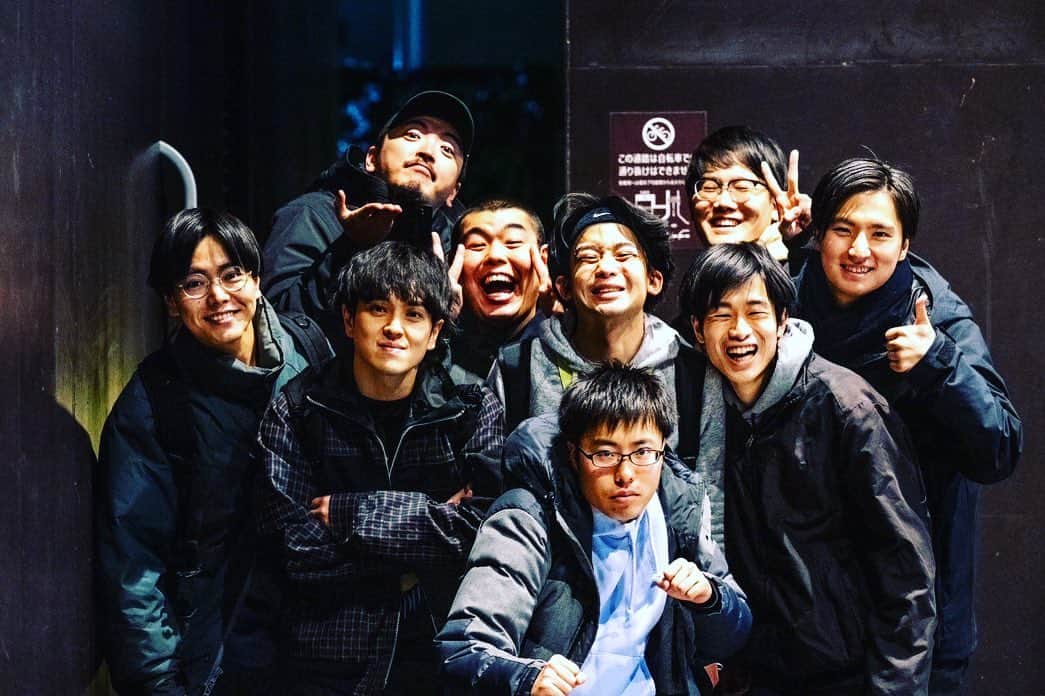 桃沢健輔のインスタグラム：「ナベンジャーズ　アッセンブル2 観てくださった方ありがとうございました  このライブの準備期間、大変だったけどずっと楽しかったです 後何年、こんな大所帯で力を入れてやれるのか分からないですけど、ちょっとずつでも楽しんでくれる方が増えていくように願いつつ、来年もやれたらいいなと願いつつ、日々ウンコしたり会議したりしたいと思います。  配信がまだあるので買ってください観てください！絶対後悔しないと思います！  ライブ全体的に褒めてくれる方ばかりで本当にありがたく嬉しいんですけど、 自分担当のネタの、演者が褒められててそれも嬉しいんですけど、そもそもそういう切り取り方をしたこととか！！！そういう余白を残したこととか！！！褒められたい！！！！！！だれか！！！！！なんか！！！！悔しい！！！！！！！浮き彫りになる己のプライドが！！！！！恥ずかしいので！！！！！やっぱり大丈夫です！！！！！ありがとうございました！！！！！！！！！！！  面白いから観てくれー！！！！！！！！！！！！」