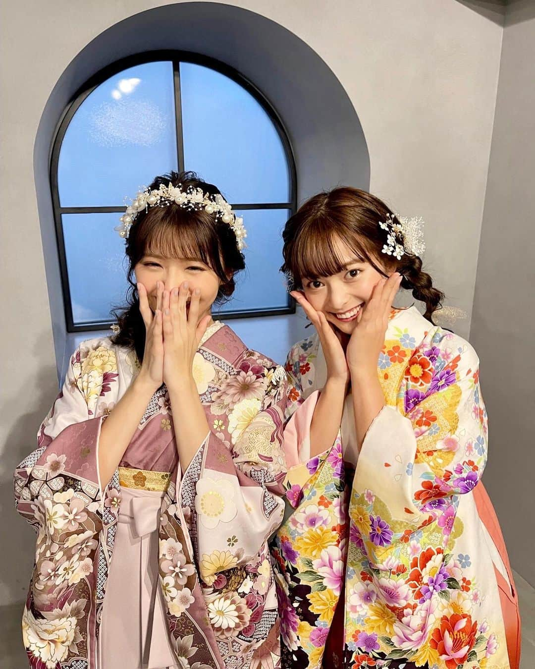 青山明日香のインスタグラム：「プラチナムの先輩で憧れのゆうかさんと🥰 また何年かぶりにお会いできるとはっ！ そして一緒にお仕事が出来るとは！😚 一緒に写真撮ってくださってありがとうございました😘 これからも推します👏  #袴 #袴ヘアアレンジ #鈴木ゆうか さんと☺️」