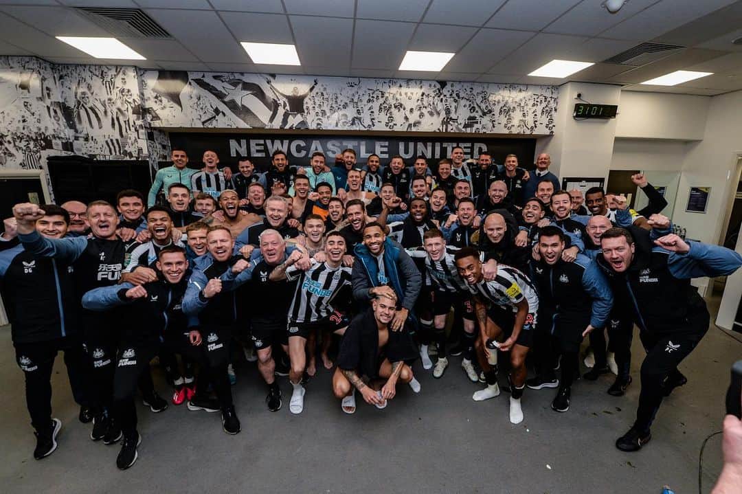 アレクサンデル・イサクのインスタグラム：「Wembley it is! 🖤🤍 Great night at St James’s Park as always 🤩 Came off with a minor head injury but feeling fine after all. 💪🏾」