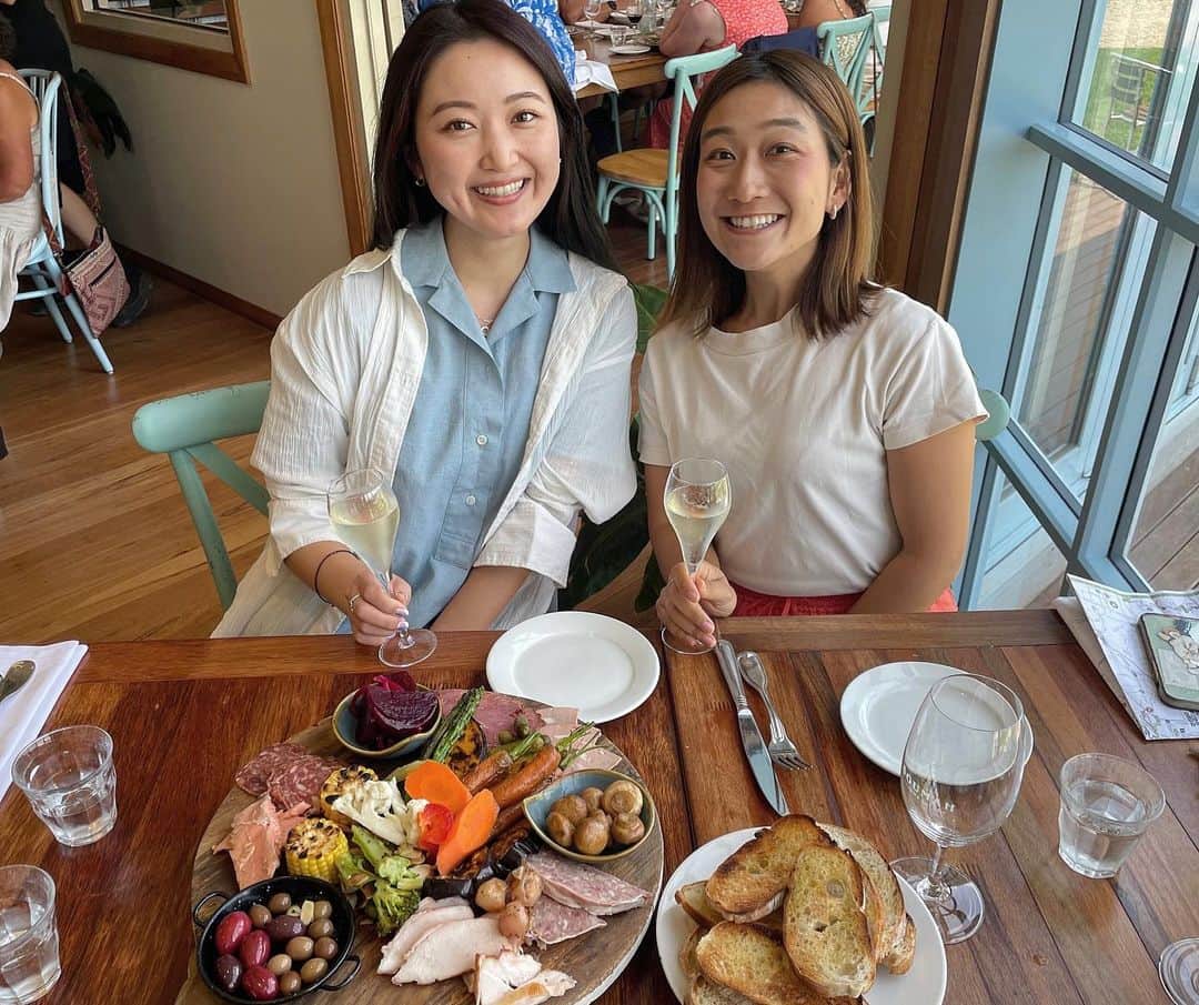 西口真央のインスタグラム：「メルボルンに着いてすぐ会いに行った🫶  りなりなとワイナリーへ☺️ 美味しいご飯食べて！ワイン飲んで！夜はBBQ！の充実すぎた一日😝 たくさんお話しして、りなりなが広島に遊びにきてくれた懐かしい話もした！！！ 次にまさかメルボルンで会えるなんて😂  大阪でも南の方出身の２人、、、まさかのメルボルンで私にもコテコテの関西弁が戻ってきてしまった、、、笑  りなりな楽しい時間をありがとう🫶  #Melbourne #yarravalley #winery #メルボルン #ヤラバレー #ワイナリー #」