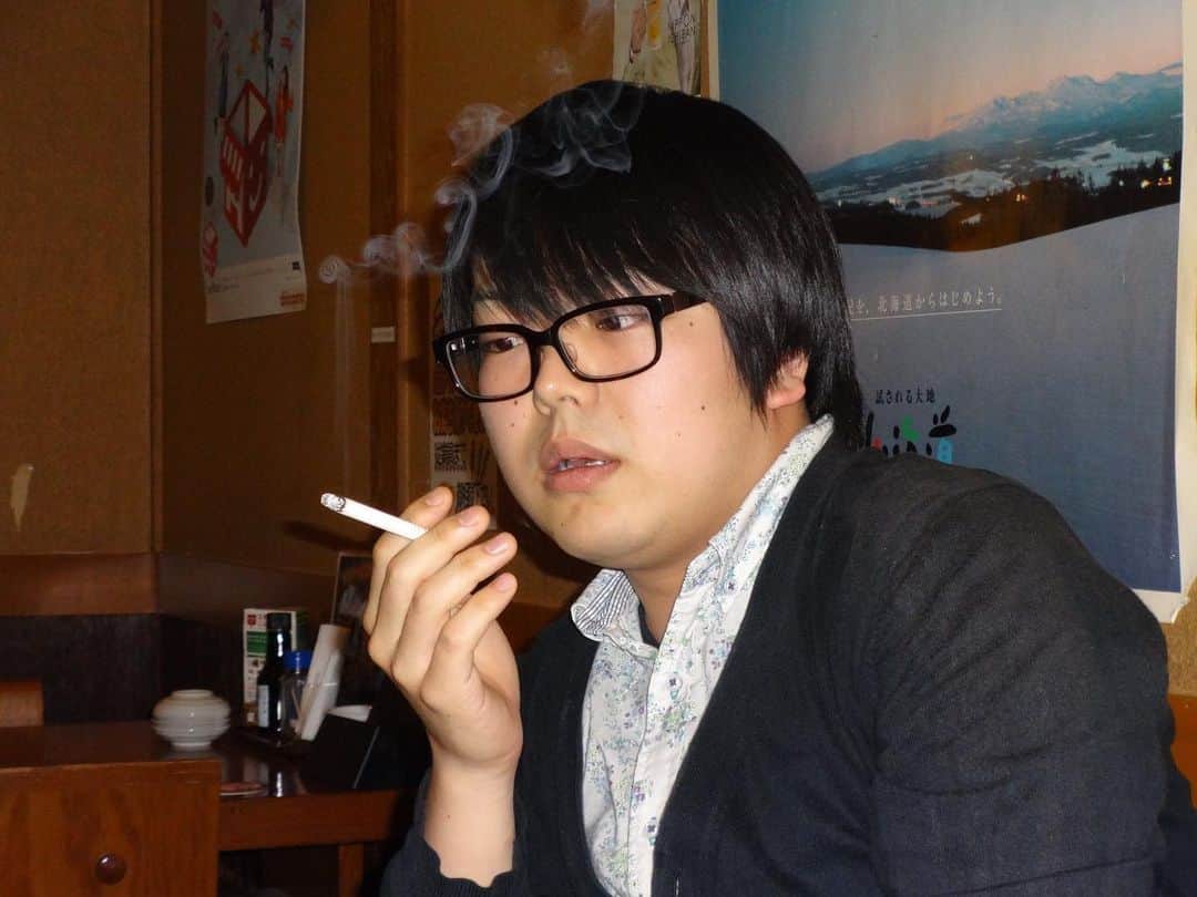 のインスタグラム：「一枚目 太っていたし、ライスの関町さんにちょっと似ていた頃  二枚目 太っていたし、銀シャリの橋本さんにちょっと似ていた頃  三枚目 太っていたし、おれの高速パンチはどうだの人にちょっと似ていた頃  最近太ってきたなと思って体重をはかったら74.4キロでした。 元々芸人始めるまで太っていて85キロくらい（推定）あって、お金なくて65くらいまで落ちた過去があるのですが少しだけ生活がマシになった結果、着実にあの頃に寄り始めていたのでダイエットを始めました。  太っていた頃の自分の写真（一枚目）をホーム画面に設定して、お前には戻らないぞと毎日コイツを睨んでいます。  今日体重を量ったらちょっと痩せてました。よかったです。」