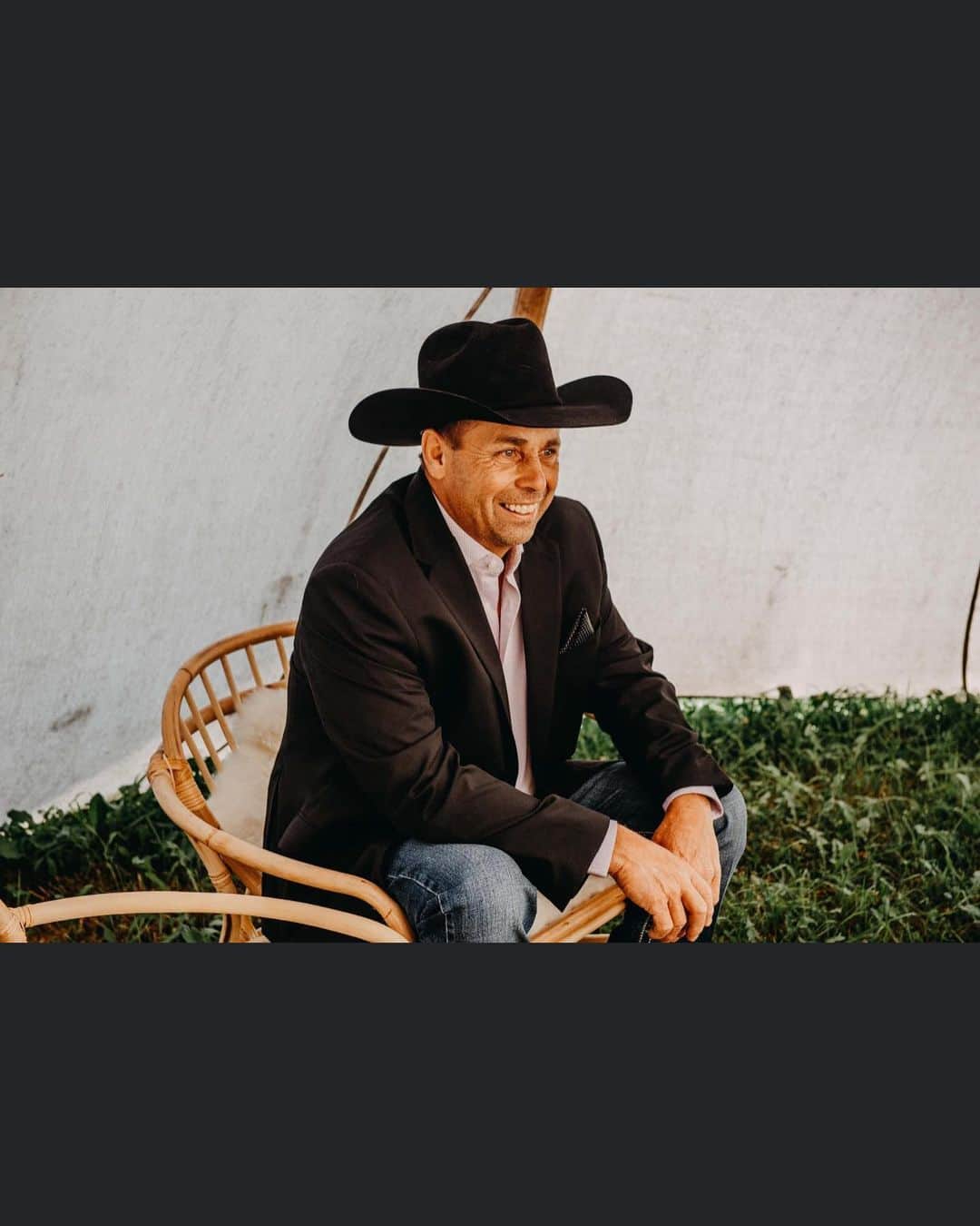 アシュリー・レガットのインスタグラム：「I don’t even know how to begin this post. This is a something I never thought we’d have to write. We lost Jeremy’s father this week.  We have been trying to come to terms with it, but it all feels so horrific and unbelievable.  Kevin, You are so missed already. We miss your video calls with the girls. The way they would come running when they heard your voice. The giggle you would let out when they would sneak candy. The hours you spent just watching them play or colour because you just loved being with them, even if it was virtually. The patience you had when they would carry the phone around and leave you under their doll house until I would come searching and find you. The tractor rides you would take them on to see the horses and cows. The petting zoo you set up for Olivia. I will miss the excitement we would both get as we munched on a brick of cheese and whatever chocolate we could find to mix it with (preferably mini eggs). The list is endless. You were the kindest soul I have ever met. There is a hole in our hearts knowing our girls won’t have any more time with you here on earth, but we know you are with them. Please watch over Joan, Jeremy & I, Tristan & Becky, Hailee & Travis. And your little girls. We know you are now their guardian Angel. We love you forever. Until we meet again.」