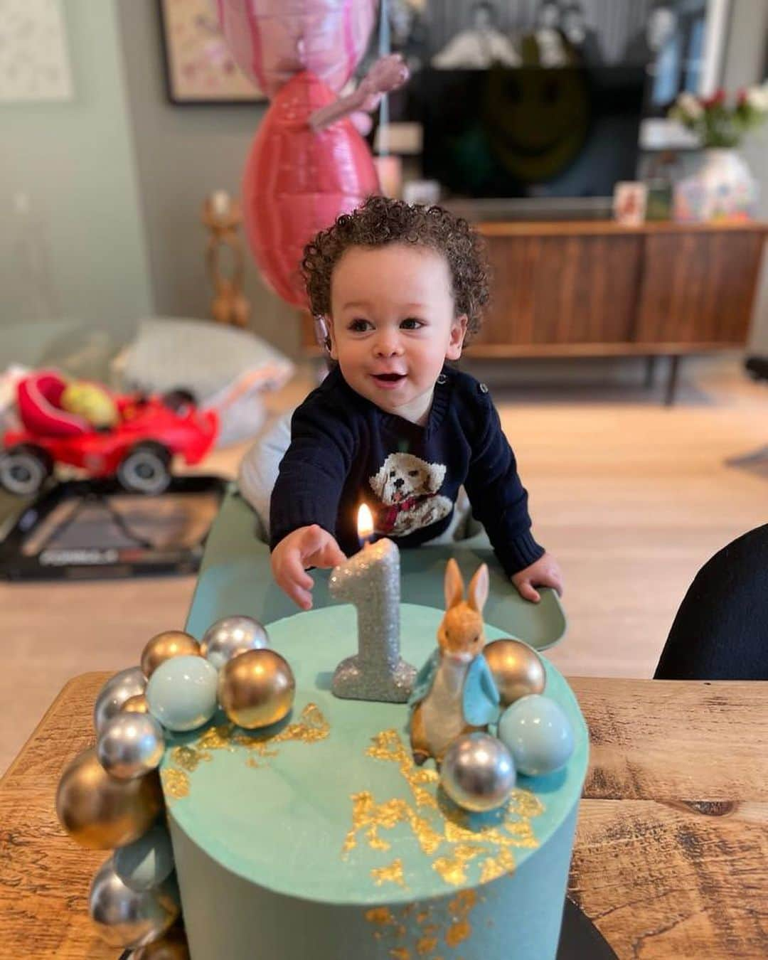 イヴのインスタグラム：「Wilde’s #1stbirthday #tears #joy #happiness ❤️🎂🥲🥳」