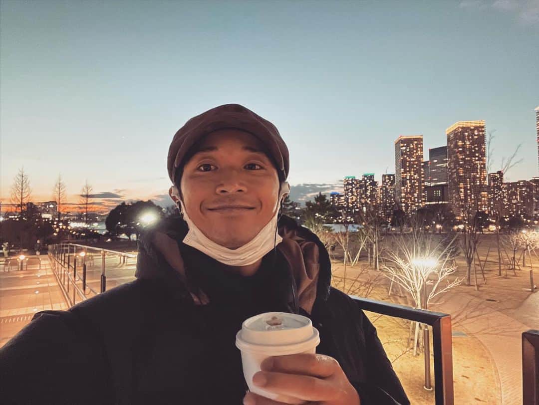 shojiのインスタグラム：「<1月の思い出> 豊洲のキッザニアに行ったら子供がめちゃくちゃ楽しそうだし、どの仕事させてもかわいいし、最高でした！ 大人の待ち疲れはハンパねーけどな😂  豊洲からの景色も最高🙋‍♂️  #楽しんで仕事するの大切にしたいね #報酬でもらった石鹸で子供たちが嬉しそうに身体洗ってます #かわいい #stkgz #シッキン #シットキングス　#持田将史」