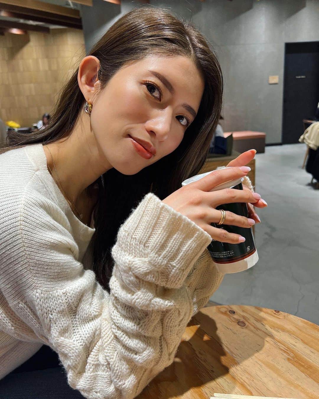 のインスタグラム：「. . 今日は撮影でした☺︎ 久々にちゃんと丁寧にメイクしました😂 リップは今お気に入りのリップモンスター14憧れの日光浴🌴  その後 @yanakiku_kiku と集合🫶  あっという間の1日でした✌︎✌︎✌︎ . #珍しくコーヒーじゃない #ロイヤルミルクティー #甘いのって一瞬で飲み干す #リップモンスター #憧れの日光浴 #14」