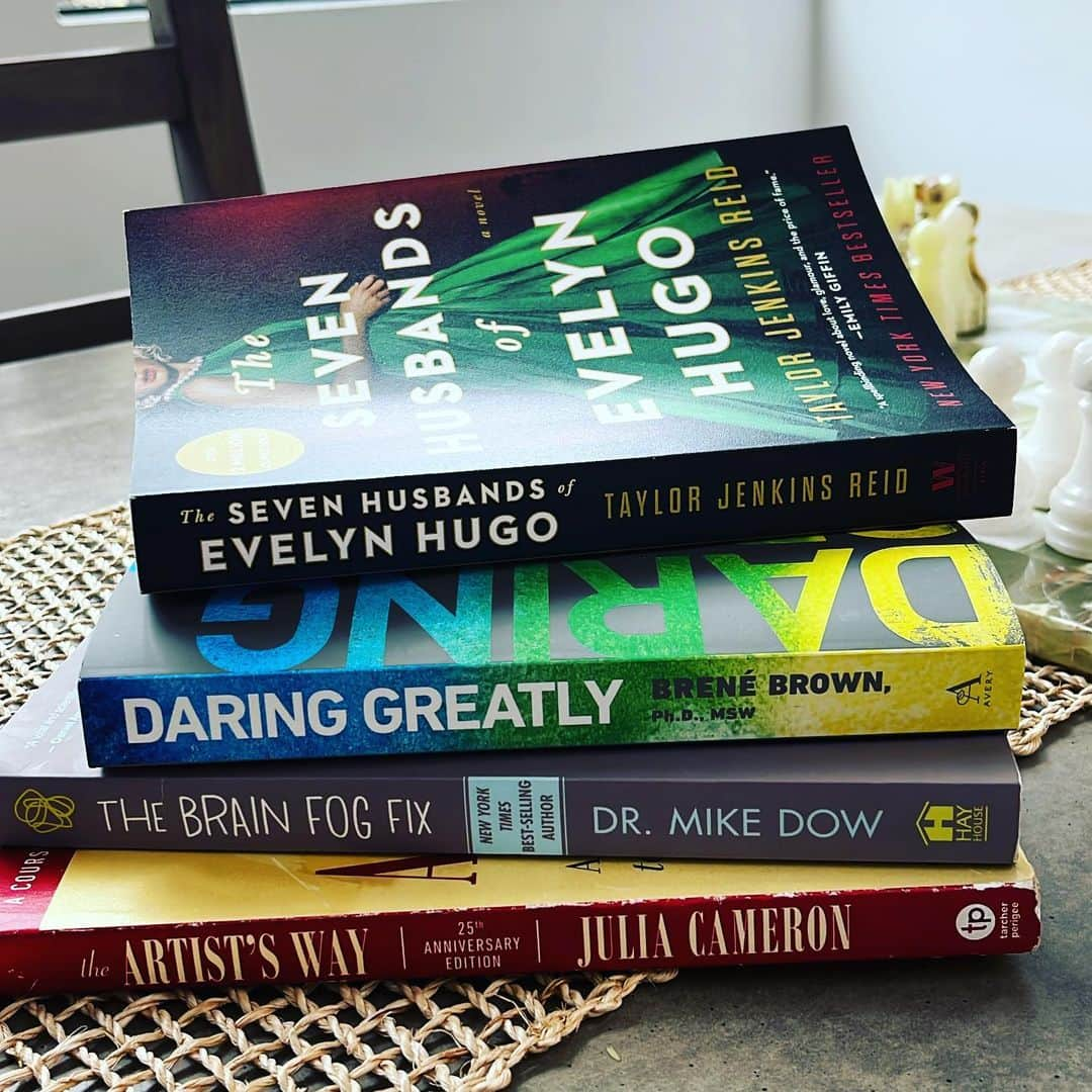 リンジー・モーガンさんのインスタグラム写真 - (リンジー・モーガンInstagram)「My January reads. Still working through my rereads of Daring and the Artists Way (only my 8th time rereading it) but I always go back to these touchstones in my life.  Committing to read more in 2023! Drop me some of your favs! ✨」2月2日 3時12分 - linzzmorgan