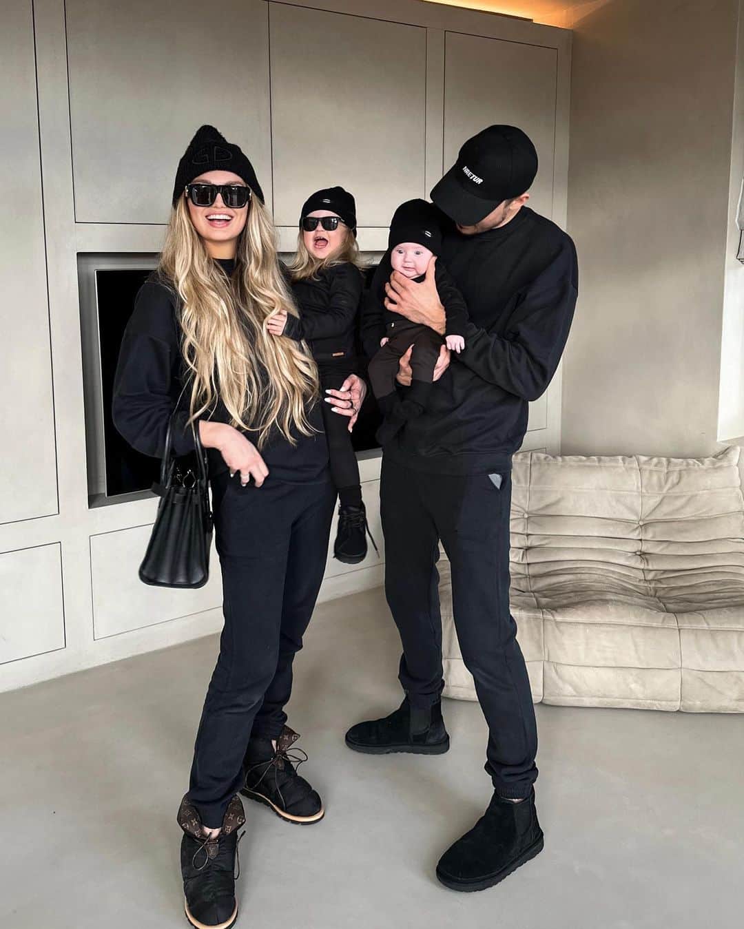 ロミー・ストリドのインスタグラム：「June is not sure what to think about all of this 😅」