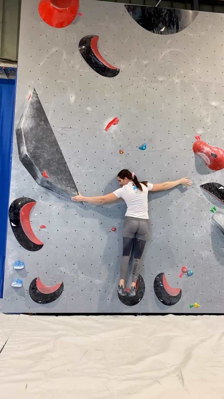 ユリア・クルーダーのインスタグラム：「A walk in a park with a spicy top 🌶️ 🎥: @gorazdhren @sloveniaclimbing」