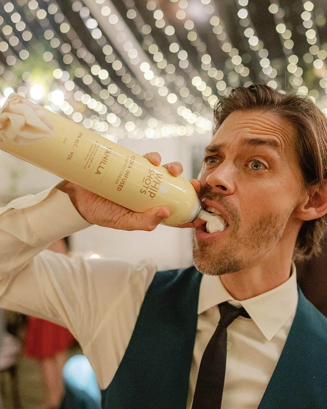 トム・ペインのインスタグラム：「Anyone who knows me knows that I love my cocktails. If you come over to our house the likelihood is that at some point I will make you something to enjoy. For the wedding I got in touch with Proximo Spirits who very kindly provided us with our liquor. A few years ago I did a commercial for @krakenrum and they also did a walking dead branded @thesexton whiskey so they were the perfect partner to bring our bar to life. We offered any cocktail you could think of and I think the guests took advantage of that! We also highlighted a favorite cocktail of ours named “Naked and Famous” utilizing @elsilencio Mescal that we had previously served at our engagement party a few years before. Alongside that we served @heineken beer and wine from @onehope A wonderful wine company I have known for years that donate a large part of their profits to charity. Check out their Pinot Noir, it’s amazing! The first photo I am enjoying a can of @whip_shots alcoholic whipped cream that we passed out for dessert. Everyone loved it and it kicked off the after party in an appropriate fashion! 😂」