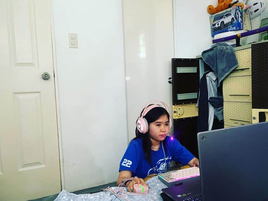 ブリアナのインスタグラム：「Online class life🙂」