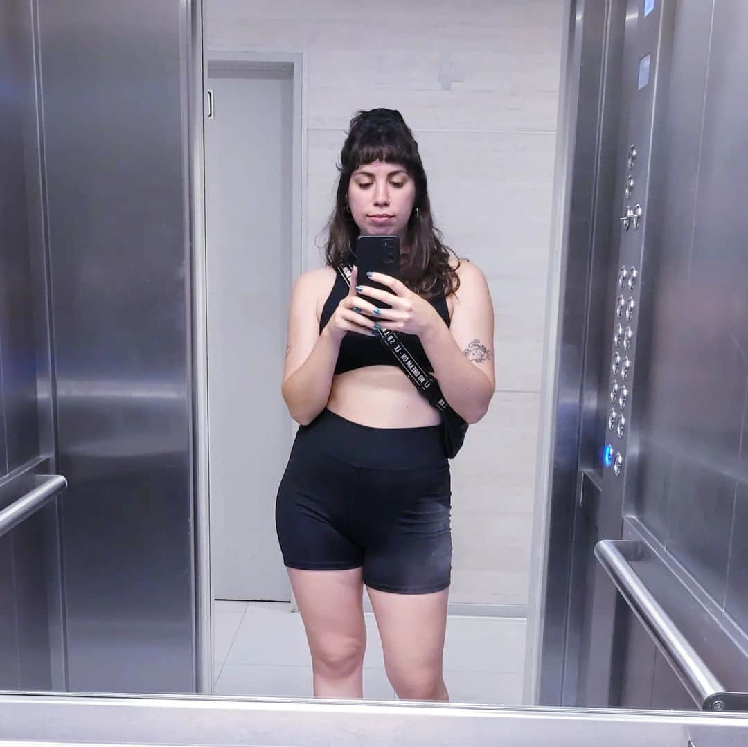 のインスタグラム：「Holi vengo a dejar mi cara para que el algoritmo se acuerde de mi ✨️ Deslizá si querés ver cómo me usurpan el espacio de trabajo y las cosas random que puede haber en mi escritorio.」