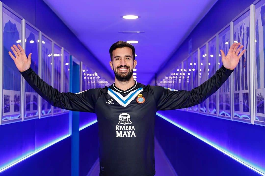 フェルナンド・パチェコのインスタグラム：「Feliz. Gracias por la confianza y la paciencia, @rcdespanyol. Muchas ganas de trabajar y volver a disfrutar con la máxima ambición 💪🏼💙」