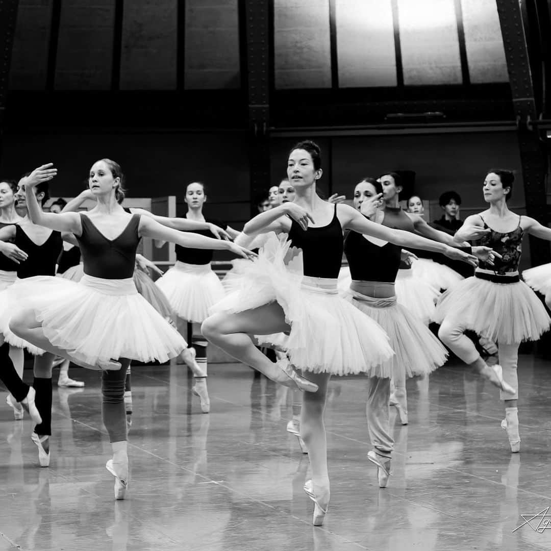 オニール八菜さんのインスタグラム写真 - (オニール八菜Instagram)「Last week of rehearsals for the Balanchine Soirée at the @balletoperadeparis  before we open next week!  8.02.2023 to the 10.03.2023   #Whocares? #balletimperial #georgebalanchine   Photos by @agathepoupeney」2月2日 5時22分 - hannah87oneill