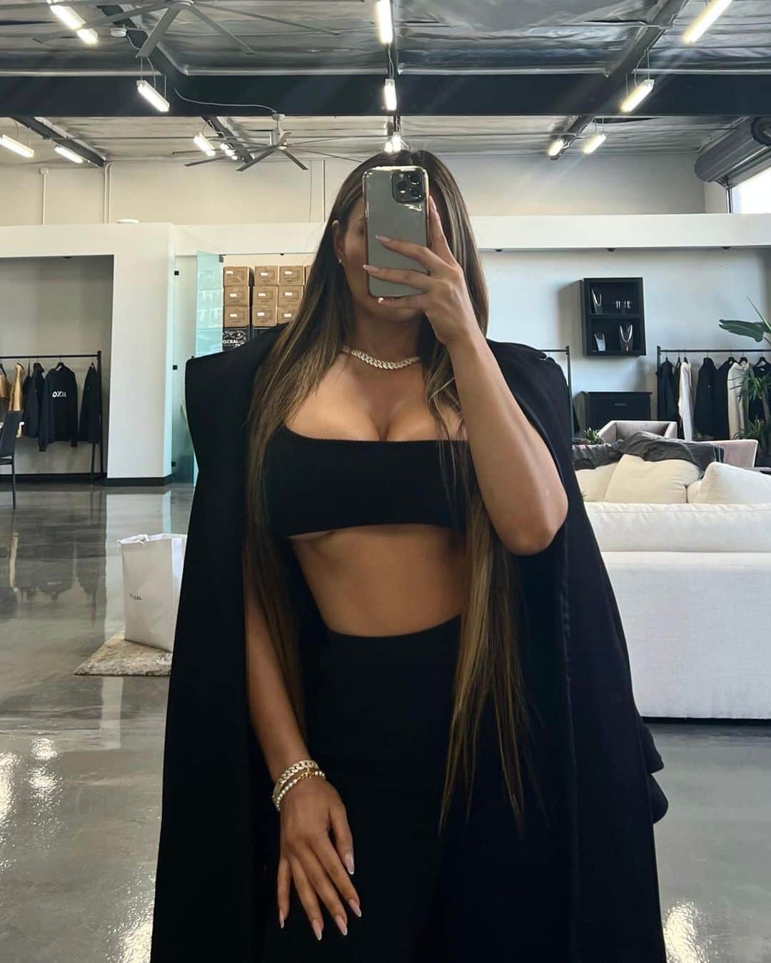 ダフネ・ジョイのインスタグラム：「The perfect vday gift for him…and her 🖤 @jaxxon」