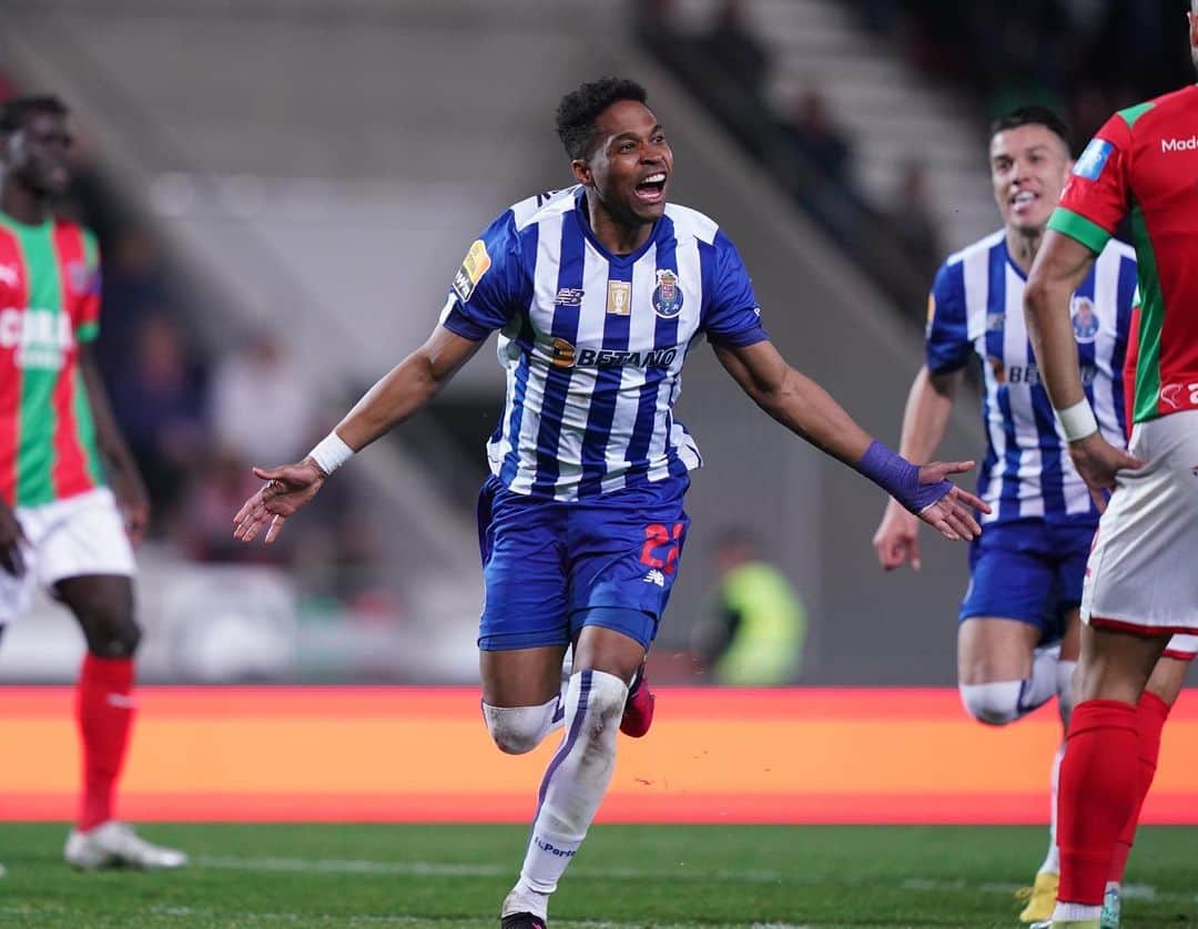 ヴェンデウ・ナシメント・ボルジェスのインスタグラム：「3 pontos importantes!! Seguimos equipa 🙏🏾💪🏾💙⚽️🐉 Glórias a ti Jesus Cristo! Só tenho que agradecer por tudo.」