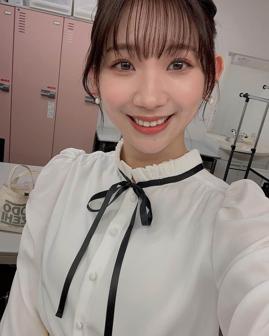 小林茉里奈のインスタグラム：「🍗 けさのバリはや衣装は リボンがかわいいフリルブラウス☺️💓 メイクさんに…  「カーネル・サンダースみたいだねぇ😊」と言われ…😆笑  も、もうそれにしか見えないーっ！ と、1人で無性にチキン🍗が食べたくなりました🫢笑  #ケンタッキー #カーネルサンダース コーデ？笑 #オドぜひ バッグ #チラ見え #愛用 しています #福岡ロケ でいただいたものです🤣  #fbs #福岡放送 #アナウンサー #バリはや #小林茉里奈」