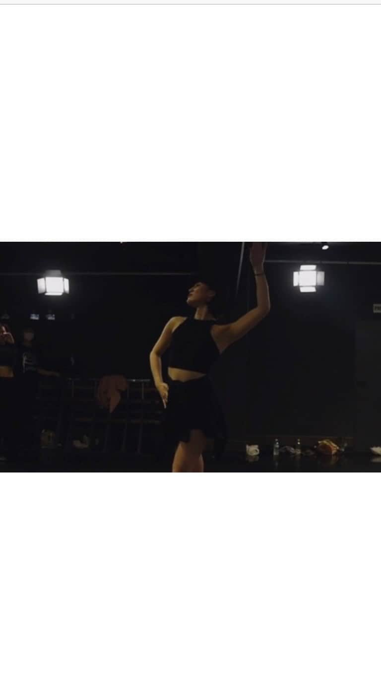 中村里彩のインスタグラム：「. . ♬Bye Bye Blackbird — LIZA MINNELLI choreo @k.kazutada san . . . 1ヶ月かけて踊り込んでいく中で 何度か3人で踊らせてもらったり カメラの前で踊らせてもらいました。  憧れの先生の目の前で3人で踊って 緊張しすぎていた日もあれば 加賀谷さんの隣でシンメを捏造…(笑)  開始5秒でシンメ捏造しても動揺しない心を身につけることができたのは去年からの成長…🤨🌊 . Theaterをはじめたのはこういうのを踊りたかったからという理由があったくらい全ジャンルの中で一番好きなのです。 このコンビネーションではいろいろな方の踊りをみることができて刺激的でした。 どこまでも上を目指して上手くなりたいです。 . . 1月もありがとうございました🧚🏻‍♀️✨ レッスン受けられる時間を大切にがんばります！！ . . #byebyeblackbird #lizaminnelli #theatre #dance #theatredance #theaterjazz #jazz #jazzdance #バイバイブラックバード #シアタージャズ #シアターダンス #ジャズ #ジャズダンス #ダンサー #ダンス動画」