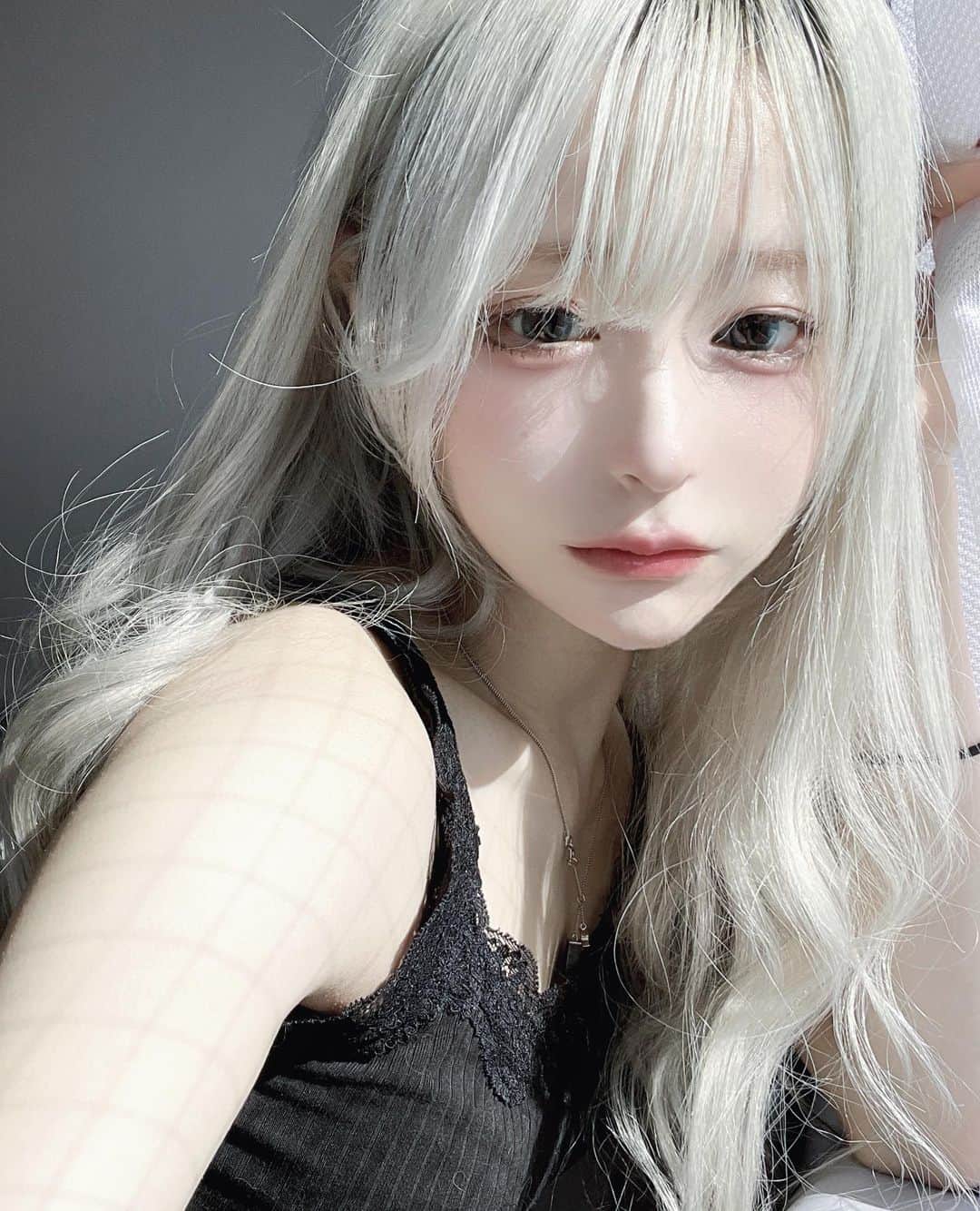 のインスタグラム：「こんなに陽の光浴びてるのに目光入んない……🥲」