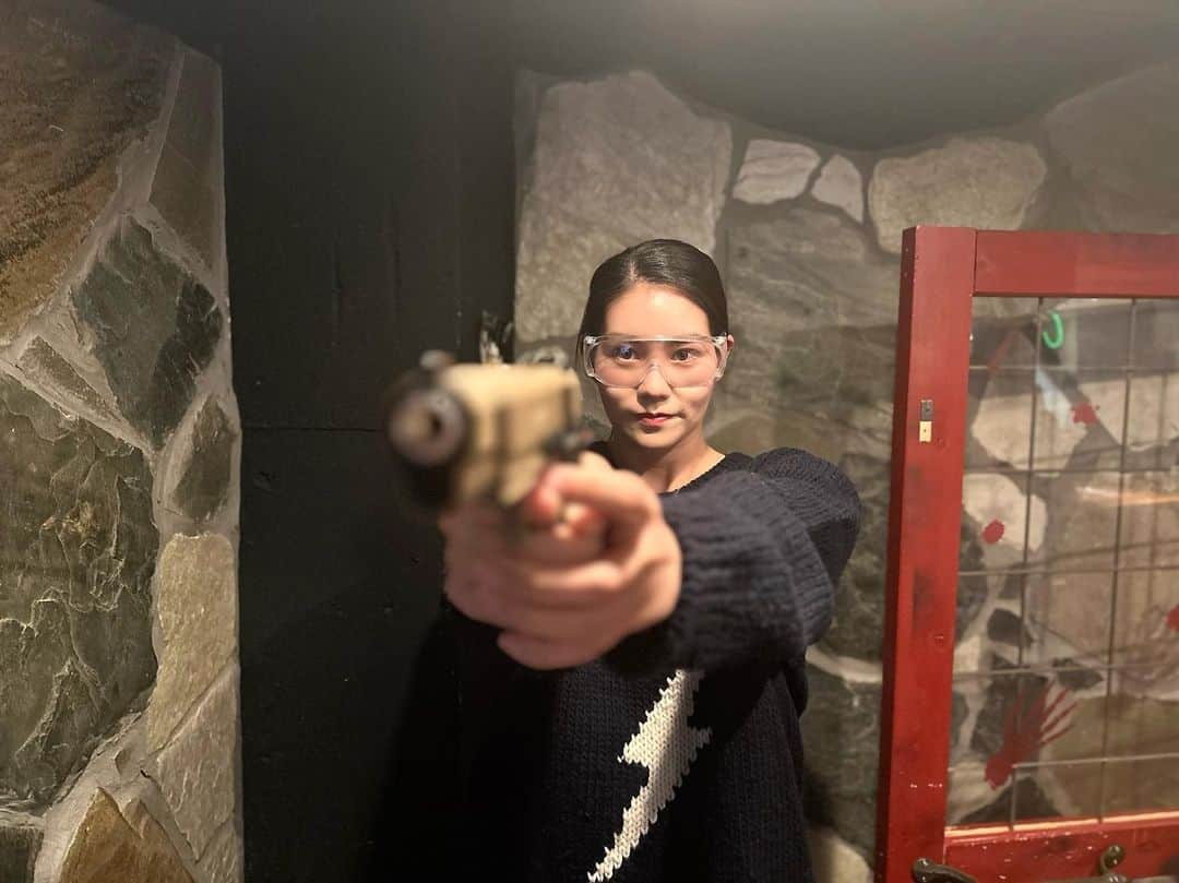 大塚莉奈のインスタグラム：「初めてのShooting! とても楽しかった✨ 筋が良いと言われて嬉しかったです♪  #シューティングバー #ミリタリー女子 #ポニーテール女子 #model #ínstagood」