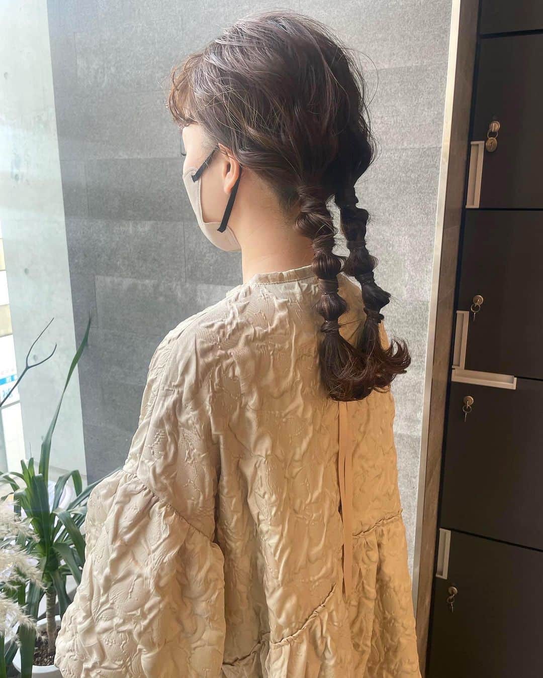 YUMIKOのインスタグラム：「めちゃ保存していただいてるアレンジ☺︎ と、 わたしも可愛い〜って思った こちらのワンピがどちらのですかって お問い合わせが🫧  私も知りたいです😶‍🌫️  ご存知の方 ご一報ください😬  #ワンピ  19ミリ巻きアレンジ☺︎  #結婚式ヘアアレンジ#札幌美容室#札幌美容師#sknow#ヘアアレンジ#お呼ばれヘア#결혼식#헤어#前髪パーマ#좋아요#卒業式ヘア#홋카이도」