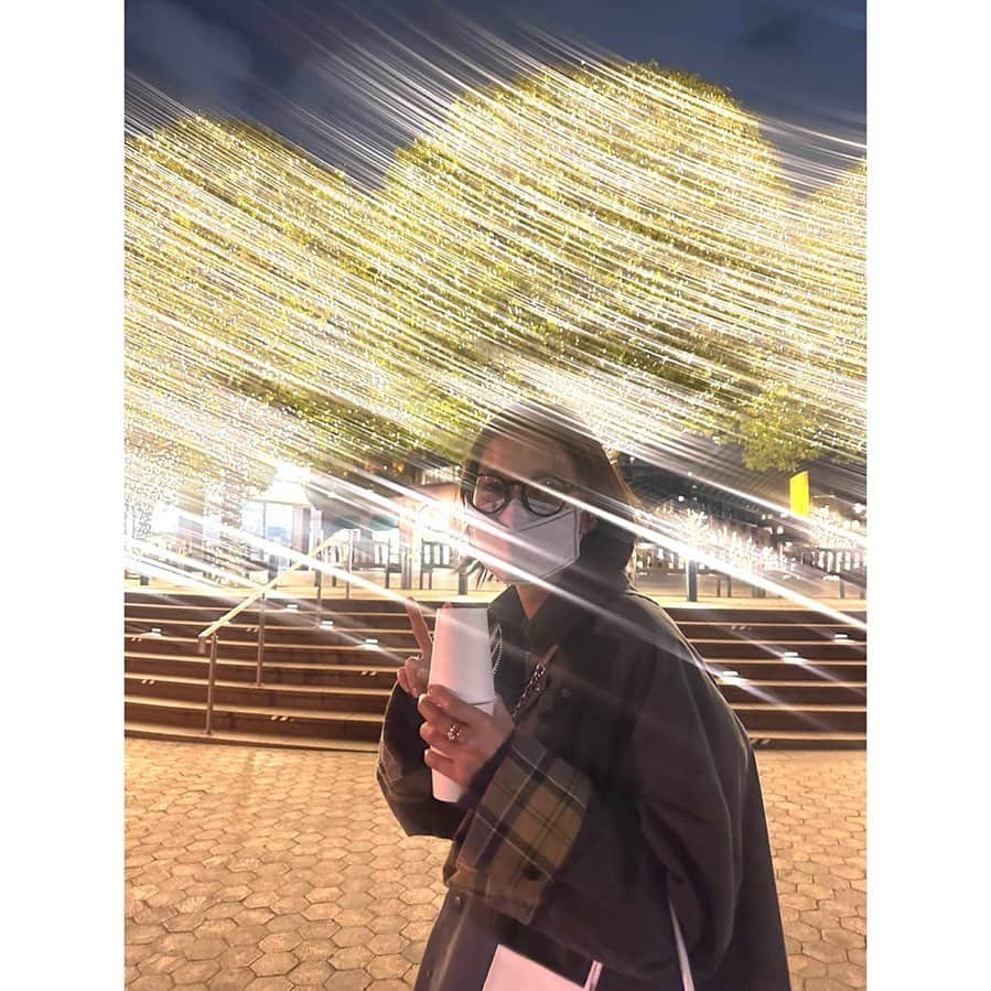 芳根京子のインスタグラム：「撮影終わりの帰り道にキラキラが綺麗で撮ったんだけど、私の携帯で撮ったらシャッシャッシャッて光が入るのなんだい、これ？  #紙コップの中はイチゴ #頂いて帰る」