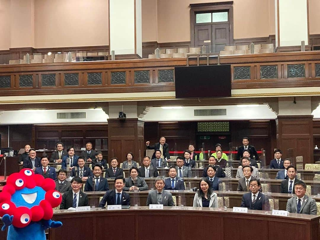 橋本かずまささんのインスタグラム写真 - (橋本かずまさInstagram)「大阪府議会2025年日本国際博覧会推進議員連盟の 講演会が議場を使って開催されました。 ミャクミャクも駆けつけてくれました。 （写真撮影はOKでした） 議場を使っての講演会はかなりめずらしいです。  大阪府議会の議場は都道府県に現存し使用されている 議場としては一番古いものです。  #大阪府 #大阪府議会 #2025大阪関西万博 #万博 #ミャクミャク #議場  #大阪維新の会 #講演会 #日本博覧会 #夢洲 #古い #大阪府議会議員 #議員」2月2日 17時39分 - kazumasa.hashimoto