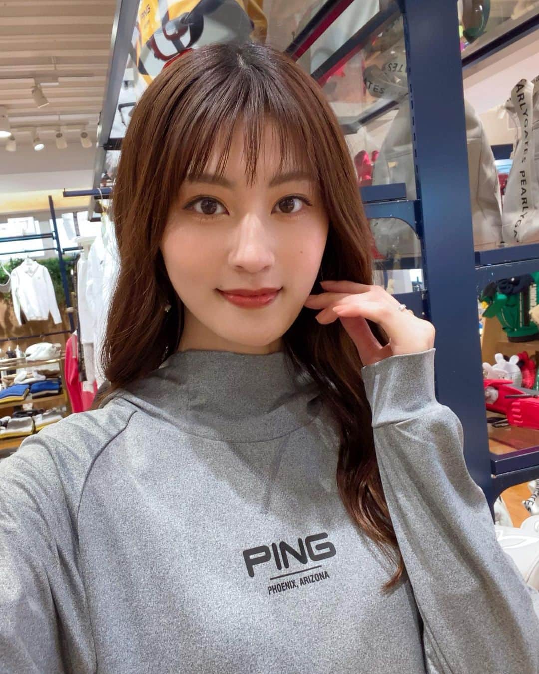 のインスタグラム：「＊ご報告＊  この度 #PING GOLF 120 season3 新メンバーに加わりました！！！  昨年ゴルフを初めて、 ゴルフに関わるお仕事がしたいと 思っていたので嬉しいです🥹❤️‍🔥  可愛いウェアを沢山着れるのも いまは楽しみで仕方ないです(*ﾟ▽ﾟ)  イベントや展示会などもあるのでお知らせしますね📢  120スコアを目指して頑張るぞ✊ 温かく見守ってください。。！ 毎週水曜夜21時配信です、お楽しみに🎥  #ピンゴルフ #ゴルフウェア  #ゴルフ初心者 #golflife #me #love  #selfie #ゴルフ練習」