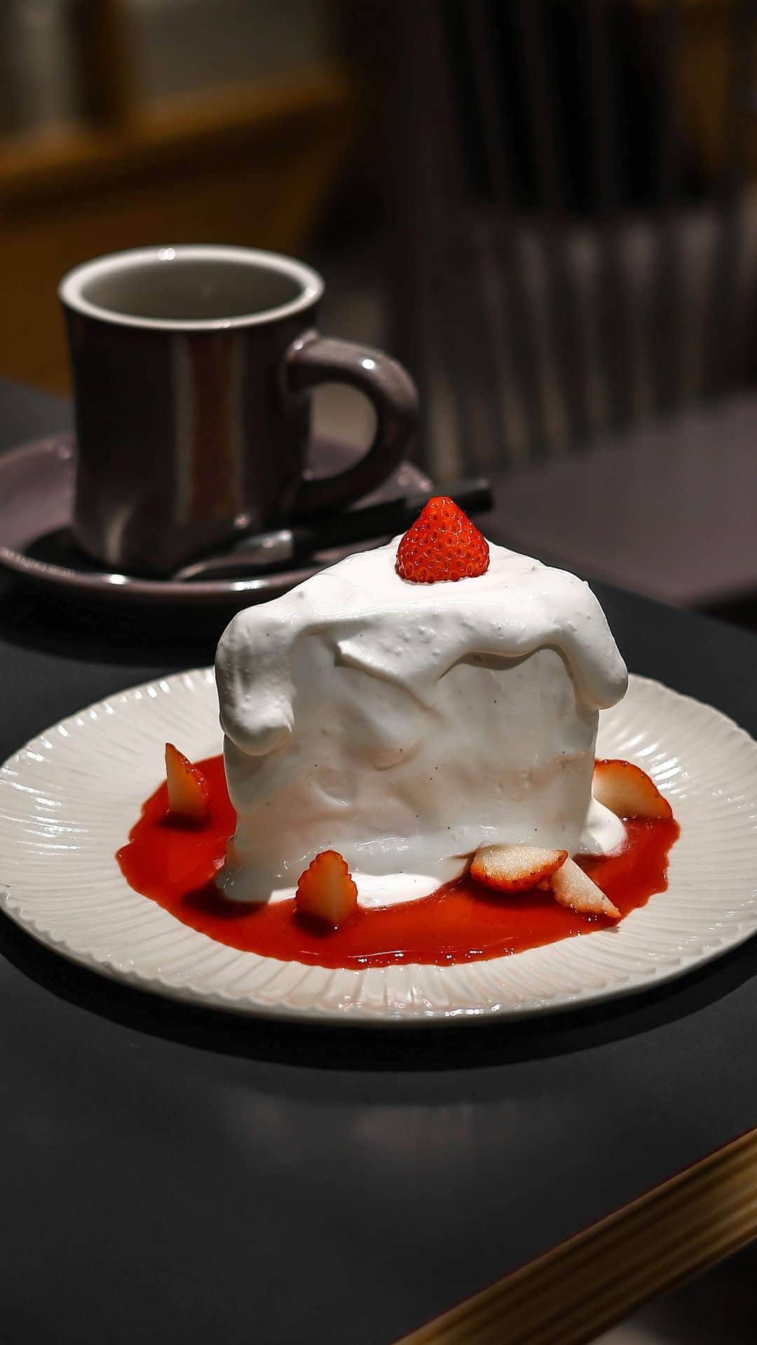のインスタグラム：「.  . tables cook & jonathan’s bookstore @tables.jp  相変わらず 美味しそうなシルエットしてるな〜、 tablesのメルティショート。  ホイップのこの"でろ〜ん..."感が とにかくたまらん...！  この日予約なしで食べられたけど、 事前予約も可能とのことなので、 あらかじめ予約していたほうが無難◎  店名:tables cook & jonathan’s bookstore 住所:大阪市都島区東野田町2-1-38　京阪モールホテル館 2F  #osaka#japanesesweets#いちごスイーツ#reelsjapan #ショートケーキ#いちごケーキ#osakatrip#osakafood  #大阪カフェ#大阪スイーツ#大阪グルメ #京橋カフェ#大阪ランチ」