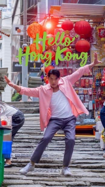 Discover Hong Kongのインスタグラム：「【Hello Hong Kong!】 Hong Kong is ready to welcome you back👐🏻. It’s time to say it out loud: 👋🏻“Hello, Hong Kong!”  Let’s follow Hong Kong stars Aaron Kwok, Kelly Chen and Sammi Cheng to explore the most fun places around the city🏃🏻! New attractions such as the 6th generation Peak Tram, Hong Kong Palace Museum, and M+ are waiting for you to discover. Plus, the stunning views of Victoria Harbour never cease to amaze✨! To welcome global travellers visiting our city, Hong Kong will give away 500,000 flight tickets✈️😲! Travellers can get ‘Hong Kong Goodies’ 🛍️ vouchers to enjoy a welcome drink🍸🍹 at award-winning bars for free!  For the details, please visit link in bio👆🏻.   More friends of Hong Kong are going to say “hello” 👋🏻 to you. Hope to see you in Hong Kong very soon😎!   【Hello Hong Kong!】 我哋已經準備好👐🏻，一齊同世界各地嘅朋友講聲，👋🏻Hello Hong Kong!  快啲跟住Aaron、Kelly同 Sammi 探索香港最好玩嘅地方！第六代山頂纜車、香港故宮文化博物館、M+等嘅新景點，加埋幾時都咁靚嘅維港夜景✨，由日玩到夜，香港咁多好去處，等緊你逐一發掘！ 為咗歡迎遊客嚟香港，我哋將會送出50萬張機票✈️😲！而家遊客仲可以享用「香港有禮🛍️」消費優惠券，去得獎酒吧免費飲返杯🍸🍹！ 詳情請留意Link in Bio👆🏻 之後仲有其他來自香港以及世界各地的朋友同你講Hello👋🏻，期待喺香港見到你😎！  #HelloHongKong」