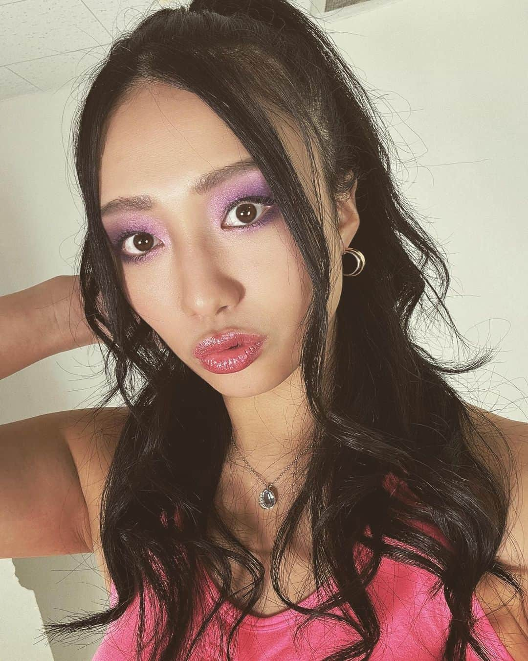 野崎渚のインスタグラム：「撮影でした📸 久々にがっつりメイクした💄✨ 数えきれないほどのパターン撮ったので今後の10種ポートレートや会場販売お楽しみに…😌  #wavepro  #NOZAID #ノザキ様 #shooting」