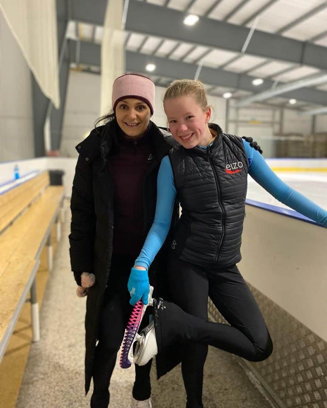 サラ・マイアーのインスタグラム：「Eistraining mit @figure_skating_eileen - der Gewinnerin des Gewinnspiels von @sherpatensing.ch - gestern in Wetzikon.  Eileen, es war so schön, deine Energie, deinen Willen und deine Freude am Eislaufen zu spüren.   Danke auch dem @elzowetzikon für die Gastfreundschaft🙌😁  #eislaufen #figureskating #passion #coaching #gewinnspiel #sherpatensing」