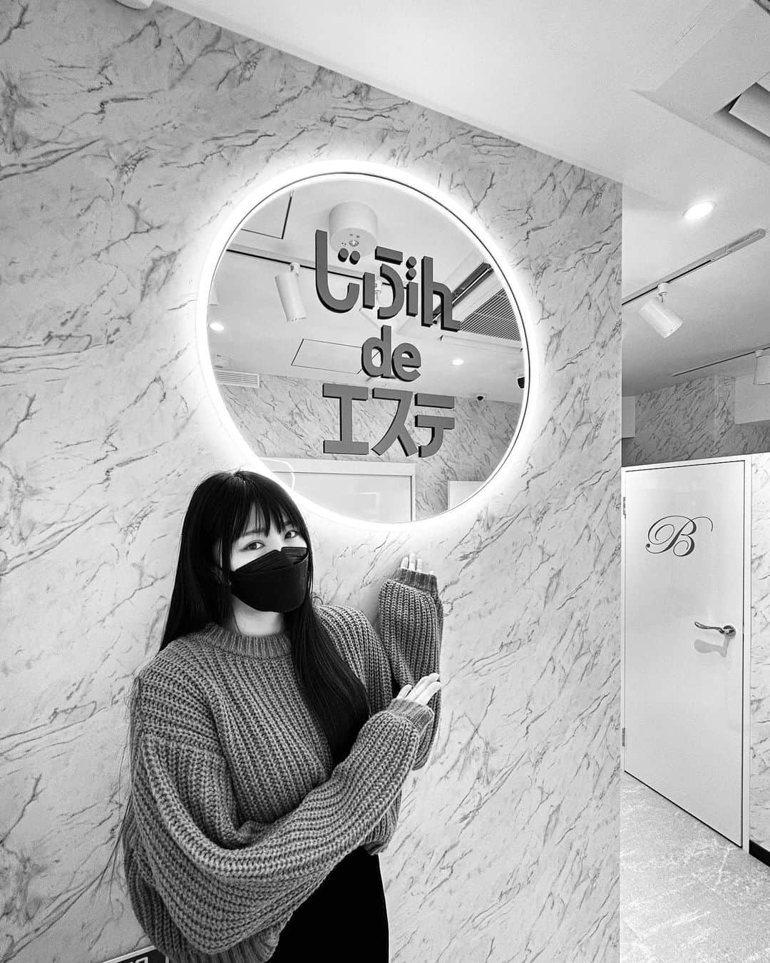 中岡龍子のインスタグラム：「.𖤣𖥧𖥣𖡡𖥧𖤣 先月(1/15)にオープンしたばかりの じぶんdeエステ　渋谷センター街店さんへ行ってきました👣  店内は清潔感があって、トイレまですごくお洒落！！笑  元祖セルフエステなので、人目を気にせず 気になる箇所を重点的に自分でできることはもちろんの魅力ですが、 施術前や施術中に分からないことはスタッフの方が教えてくださって、 しっかりと聞きたいことは教えてくださいます！！  マシーンも以前の時より変わっていて、 エステによって1回数万円以上するような 小顔フェイシャルやイオン導入が使えると スタッフの方に教えていただきました🫢  もちろん念入りに使いました笑  今回は脚と顔をメインにやりましたが特に脚は 末端冷え性で詰まって浮腫んでいたのにスッキリし、 ポカポカと暖かく柔らかくなって、マッサージで流しやすくなりました！ ※やりやすいから地べたに座ってるだけで椅子もあります笑  全身もできますが気になっている箇所を念入りにできる、 本当にここがセルフエステの魅力ですよね🥹✨  余談ですが、店内に入る時に履き替えるスリッパが 体幹鍛えられるようなすごい変わったスリッパになっているので 履いてみてほしいです😂  知らなかったのですがメンズ店もあるようなので 気になった方は調べてみてください🫶 (MEN'S じぶんdeエステ🔍)  ストーリーにもレディース・メンズ 両方のURL載せておきますね✯  コロナ禍から約3年。。 1人時間が定着した今、完全個室で定休日もなく 自分のタイミングで通いたい時に通うことができるのは 本当に有り難くて最高です☺️  #じぶんdeエステ #エステ通い放題 #じぶんde女子  #自宅deエステ #pr #じぶんde式 #セルフエステ  #元祖セルフエステ #エステ @jibunde_esute」