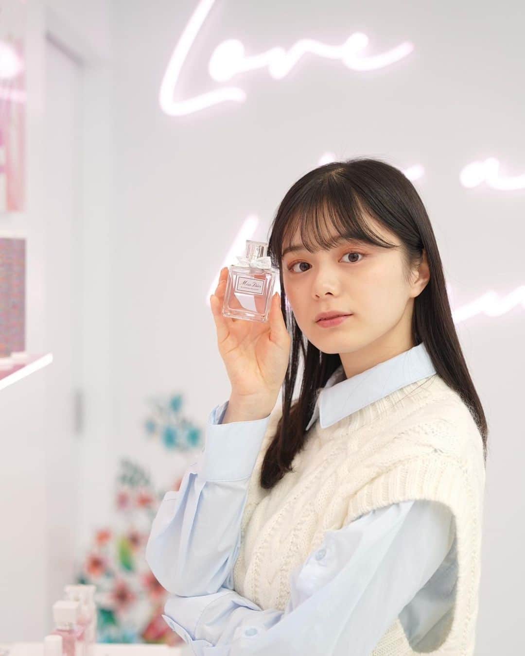 紺野彩夏のインスタグラム：「ディオールブルーミングラブガーデンに一足お先にお邪魔してきました☺︎ ミス ディオール ブルーミング ブーケのフレッシュなお花の香りはそのままで、リニューアルされたカラフルで繊細なクチュールボウがとってもテンションがあがるかわいさでした🫶 @diorbeauty  #ディオールブルーミングラブガーデン #ミスディオールブルーミングブーケ  #SUPPORTEDBYDIOR」