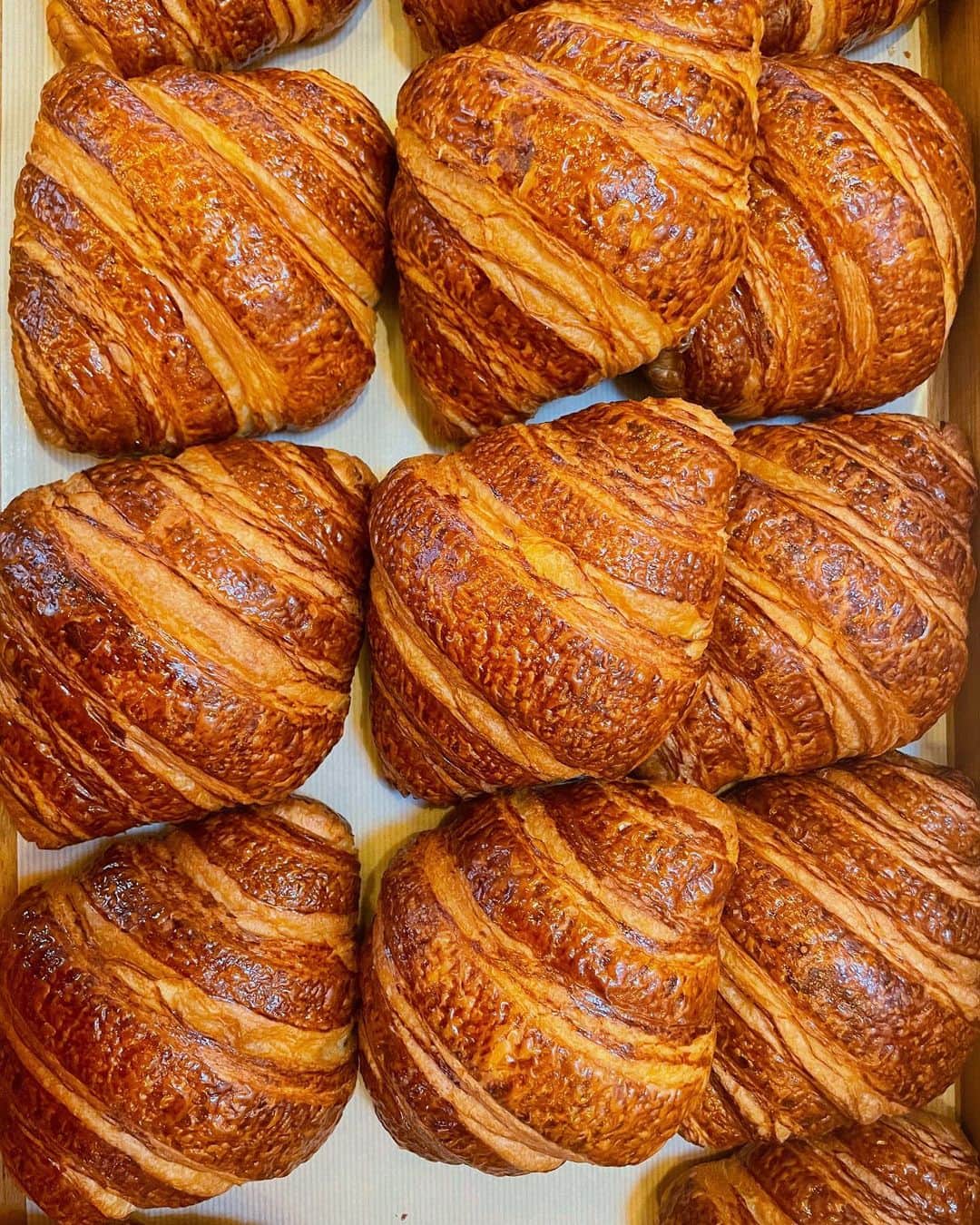 山野ゆりのインスタグラム：「🇰🇷🇰🇷🇰🇷 @tartinebakery  @tartinebakeryseoul   タルティーン タルティーン ずっと食べてみたかったタルティーンベーカリーのパン。  パン好きさんなら一度は憧れるパン屋さん🥹🤍  韓国は本場アメリカと味やクオリティがどの位違うのか分からないけど、どのパンもとても美味しかったです。  クロワッサンのビジュアル見て軽め？って思ったんだけど、重くてハラハラしっとりでめちゃ美味しい🥹♡  「死ぬ前に一度は食べないといけないクロワッサン」と呼ばれているらしく、納得。😂  あと、タルティーンといえばサワードウ。かなりハードで酸味もしっかりと思いきや‥これまためちゃ食べやすい。癖がほとんどない。これは韓国バージョンなのかな？？本場のサンフランシスコでもこんな感じなのかなぁ。  2020年の春にサンフランシスコのタルティーンへ行く為に旅行を計画してたけどコロナで頓挫してしまって。今回は韓国だったけど、やっと行けて嬉しい😢✨  本場も絶対行きたいな🇺🇸」