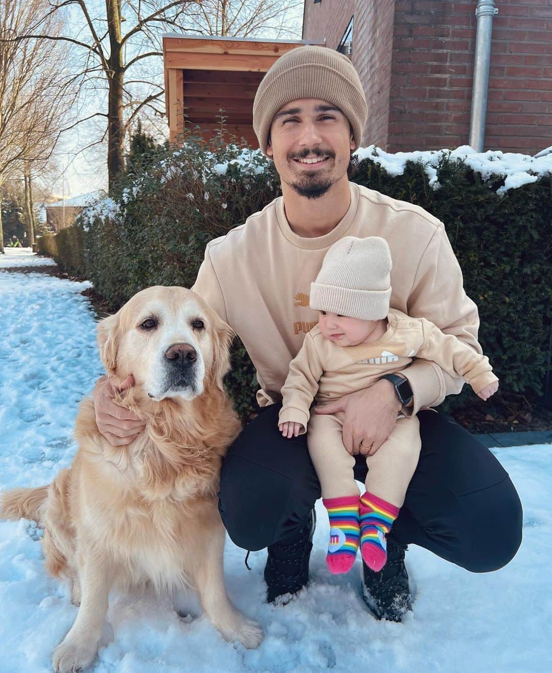 のインスタグラム：「Like father, like daughter, like son 😜🤎🤍」