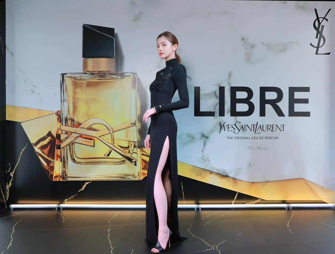 朝比奈彩のインスタグラム：「. . YSL BEAUTY LIBRE SPECIAL EVENT  “I AM LIBRE” 渋谷MIYASHITA PARK内で2/2~2/5まで開催🧡 . 「LIBRE」の世界を体感できます🫶 限定カフェもopenしているので、 気になる方はぜひ行ってみてね🖤🤍  . @yslbeauty  @ysl  #YSLリブレ #YSLリブレイベント」