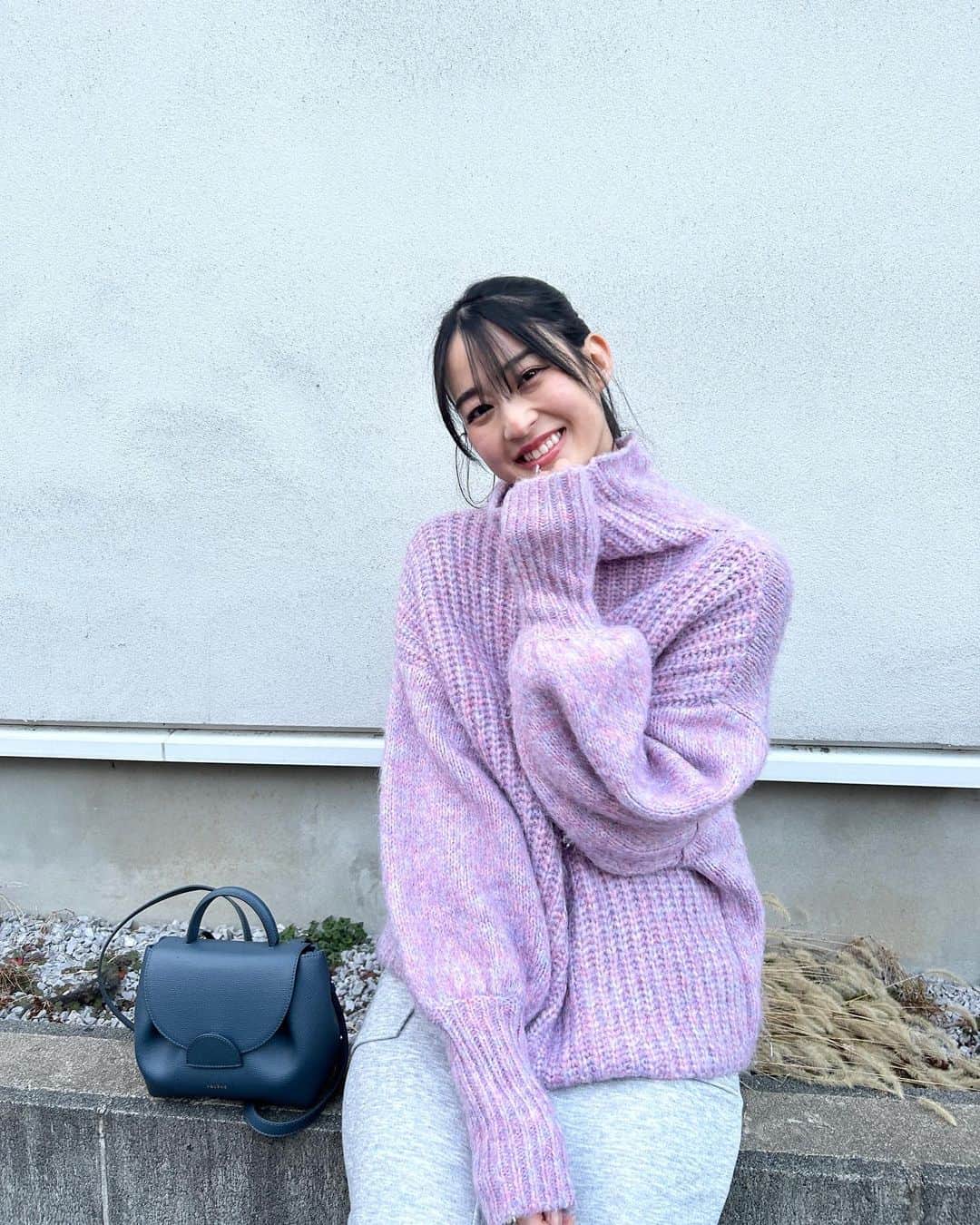 青野楓のインスタグラム：「♡ @ryokoak45 さんニット🙂 モテるが詰まってるね？！ @thehayleehaylee だよーー  「撮影巻いたから、近くまできちゃった！お散歩がてら歩いて帰ろうコーデ」  タイトル by @sashidemizuki  ずっと彼氏いるていのタイトルおもろい。笑  #kaede626style #ootd」