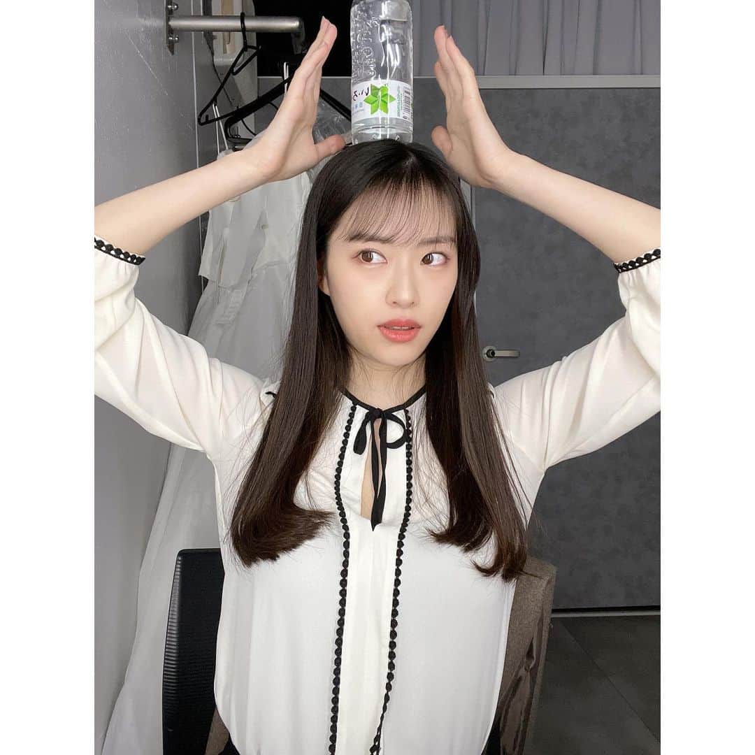 川崎琴之のインスタグラム：「普段はほとんどお水しか飲みません！  でも最近は寒いからお家にいる時は暖かいノンカフェインの紅茶とかルイボスティーを飲んでいます🫖 ・ ・ #他撮りに見せかけて自撮り #自撮り #水 #お水 #ノンカフェイン生活 #ルイボスティー #ノンカフェインティー #黒髪ロング #ロングヘア #モデル #caffeinefree #decaftea #ilovewater #water #model #instagram #instagood #instalike #instafashion #instalove #instadaily」