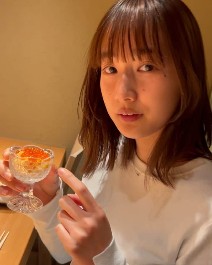 高嶋香帆のインスタグラム：「赤坂にある「鮨こしかわ」さんにて、おまかせ江戸前握りコースを頂いてきました🍣  旬に合わせた新鮮な海の幸を堪能できるコースです👶✨  ネタが上質な脂で輝いていて、写真を撮るだけでも気分が上がりました。 お鮨がこの世で一番好きだ！  美味しいお酒を頂きながら楽しんでいたのですが、 素敵な女将さんから「手酌は寂しいから」とお酌をしていただくなど 心遣いが素敵ですっかりファンになりました🥰  大切な日に訪れてほしいお店です🫶  #PR @sushi_koshikawa #東京鮨 #赤坂ディナー #赤坂見附グルメ #乃木坂グルメ #六本木グルメ #西麻布グルメ #鮨こしかわ #赤坂グルメ」