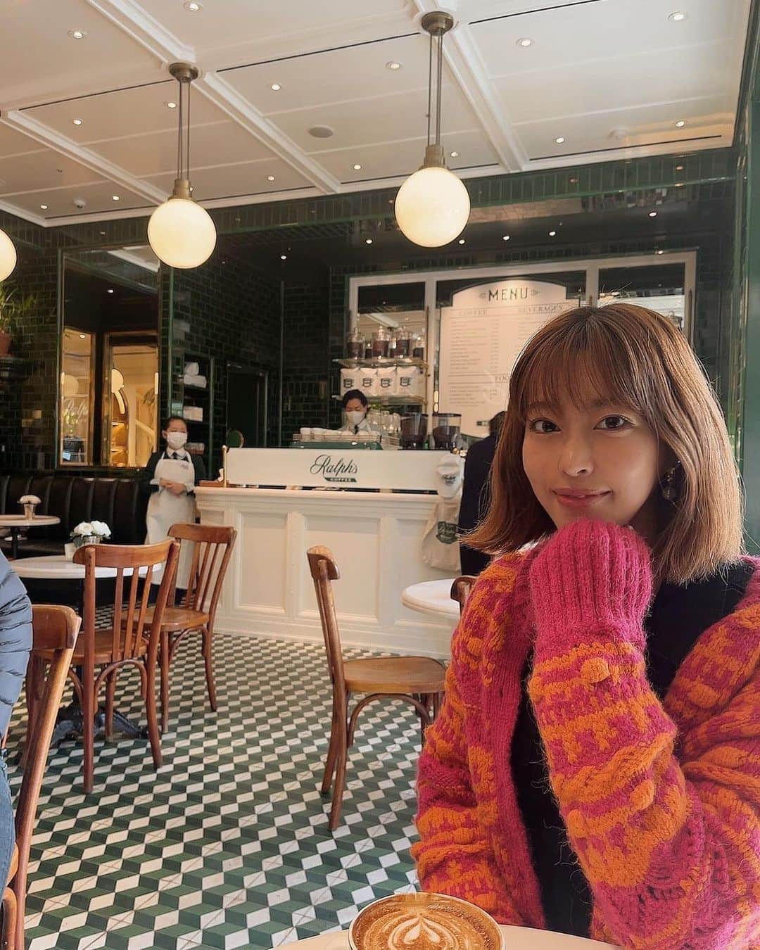 森山菜々のインスタグラム：「. 私はなんてズボラなのだろうか、 表参道で優雅に朝カフェだというのに、 まぁ寝ぐせが凄い🤪😌😜  お恥ずかしいわ...🫣🌱  #表参道カフェ #東京カフェ #ラルフローレンカフェ  #tokyocafe #ralphlauren #ralphscoffee」