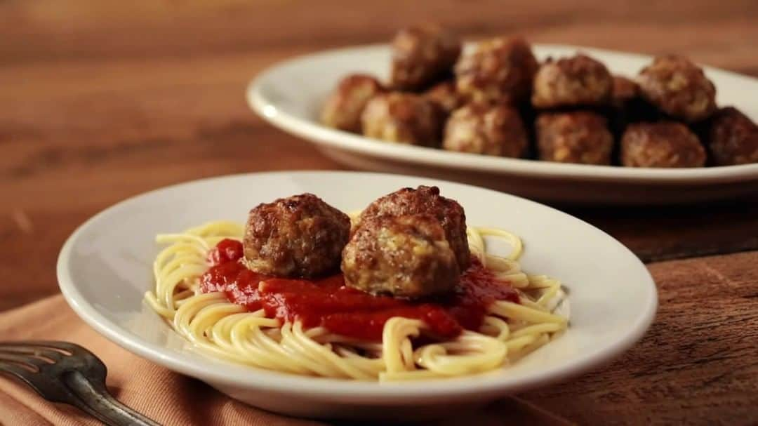 ジョンソンヴィルのインスタグラム：「Make mealtime fun with homemade Italian Meatballs! 🍝😋  Do you prefer Sweet, Mild, or Hot Italian Sausage for your meatballs? Let us know in the comments! ⬇️✍️  Recipe 🔗 in bio!  #johnsonvillesausage #sausage #italiansausage #italianmeatballs #homemade」