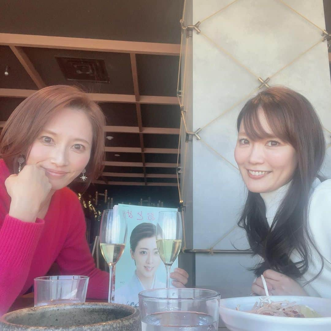 汾陽麻衣さんのインスタグラム写真 - (汾陽麻衣Instagram)「アナウンサー同期の @kyokokameiofficial 亀井京子ちゃんと星組を語る会⭐️ 私はおとめ持参📚  宝塚から子育て、UFO話まで幅広すぎて時間が足りなかった😂  楽しいひとときでした💕  #星組  #星組公演 #宝塚 #宝塚歌劇団  #ディミトリ曙光に散る紫の花  #礼真琴 さん #舞空瞳 さん #大輝真琴 さん #瀬央ゆりあ さん #暁千星 さん #極美慎 さん」2月2日 10時23分 - mai_kawaminami