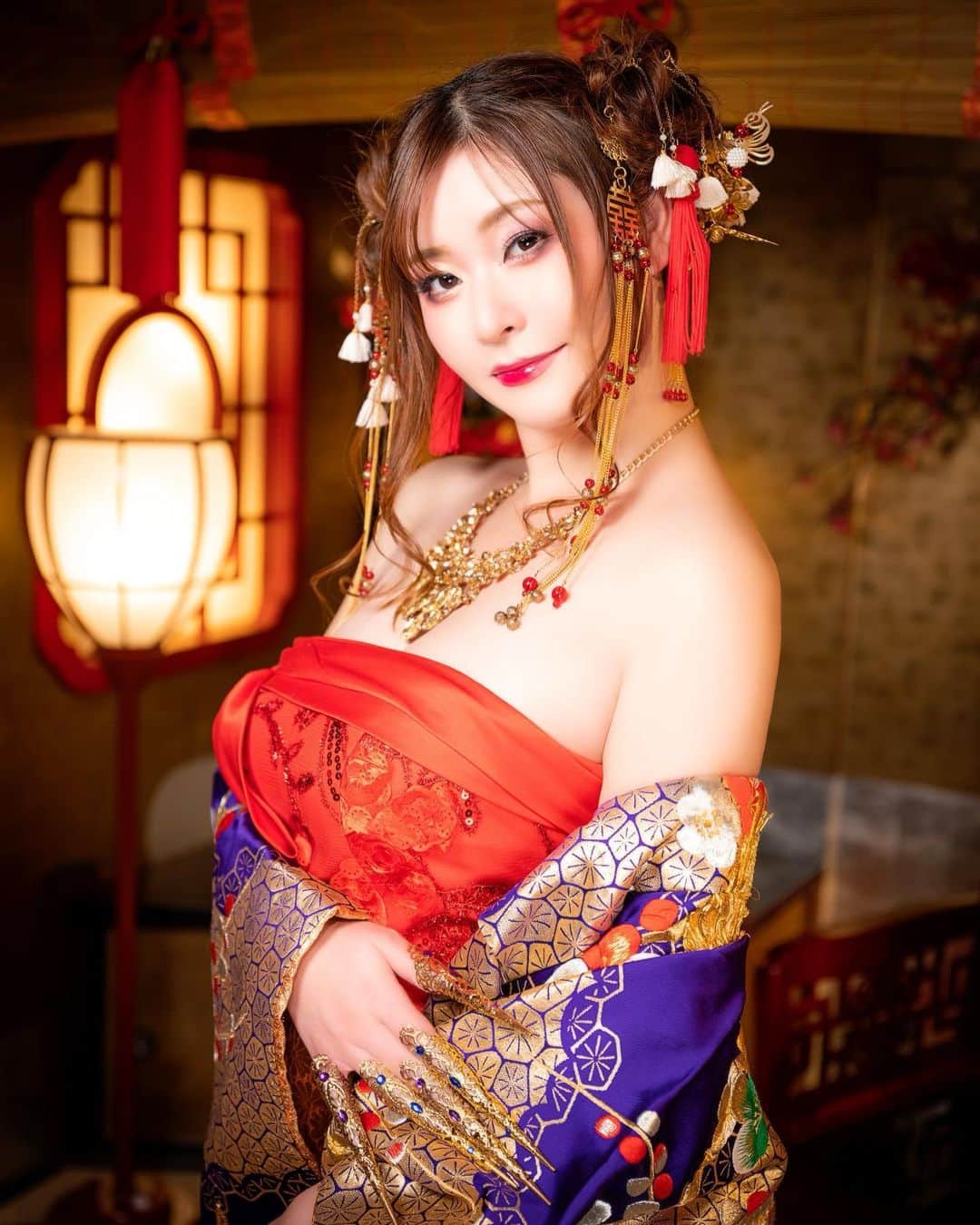 葵百合香（八田愛梨）のインスタグラム：「中華姫😉❤️ 自分の中で中華姫＝春麗だからどうしてもツインお団子で写真撮りたくてツインお団子にしてもらったけどあんまり似合わなかったね😂w  二月も緩やかに投稿していくからヨロシクね💕 #葵百合香 #AV女優 #セクシー女優 #高身長 #巨乳 #熟女 #人妻 #コスプレ #エッチなお姉さん #アダルト」