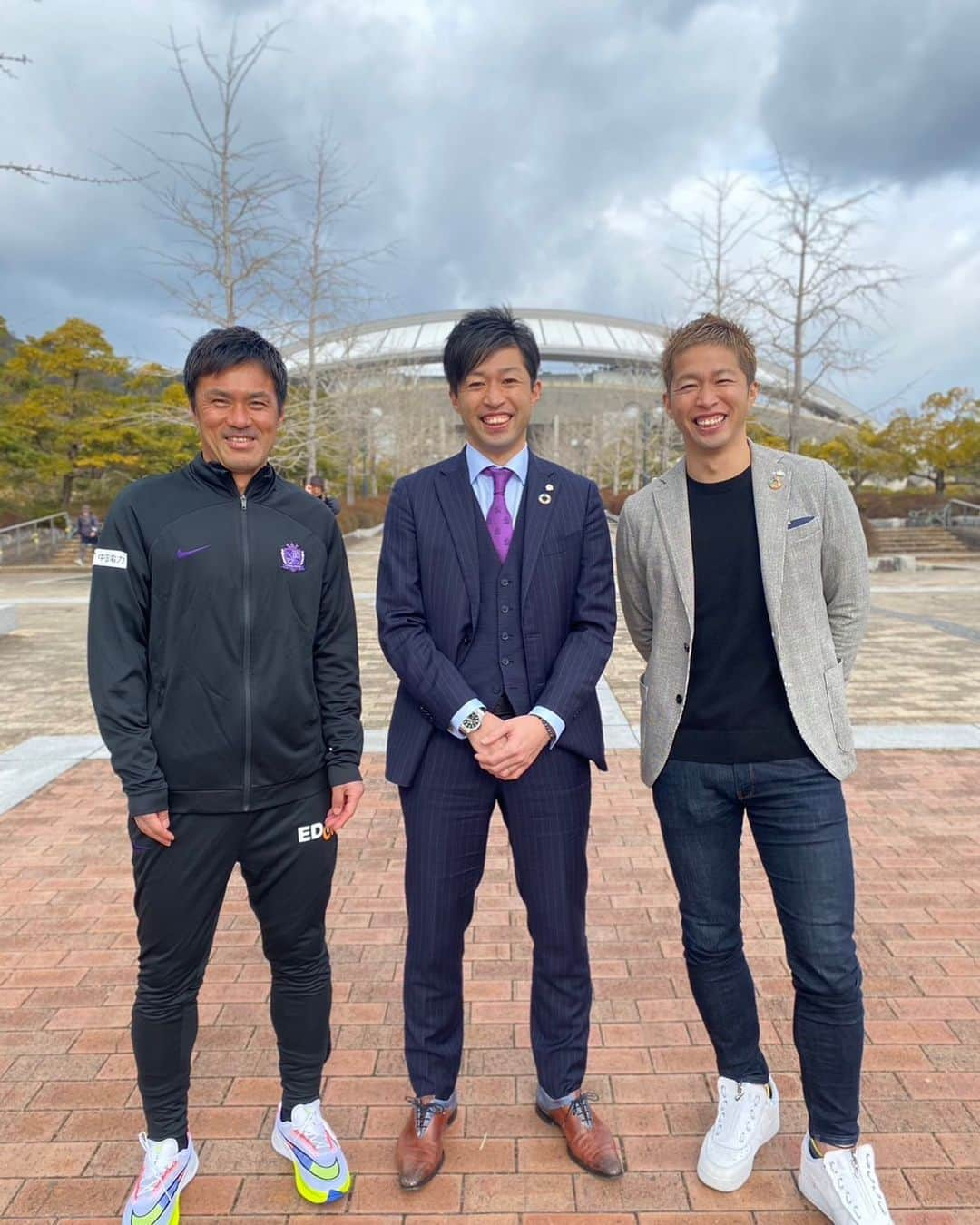 森崎浩司のインスタグラム：「久々の再会😊 3人で写真撮影したのいつぶりかなぁ🤔  @sanfrecce.official  #駒野友一  #森崎和幸 #森崎浩司 #ユース同世代 #5期生」