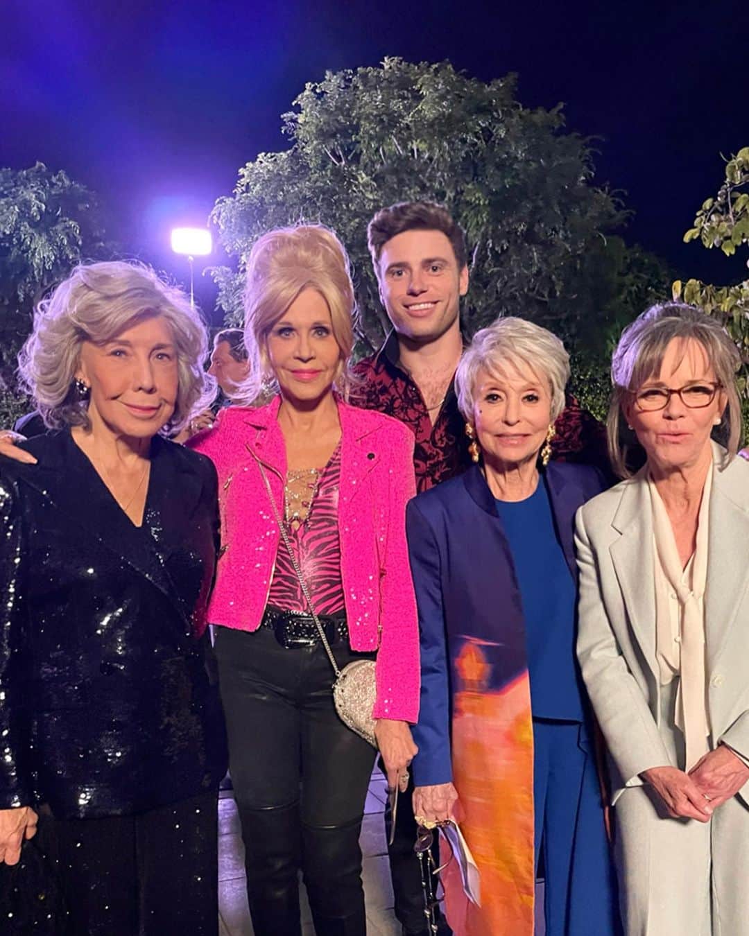 ガス・ケンワージーのインスタグラム：「Grandma’s Boy 🙆🏼‍♂️ Honored to have a little cameo in this truly hilarious movie with these four iconic women! #80forBrady 🏈」