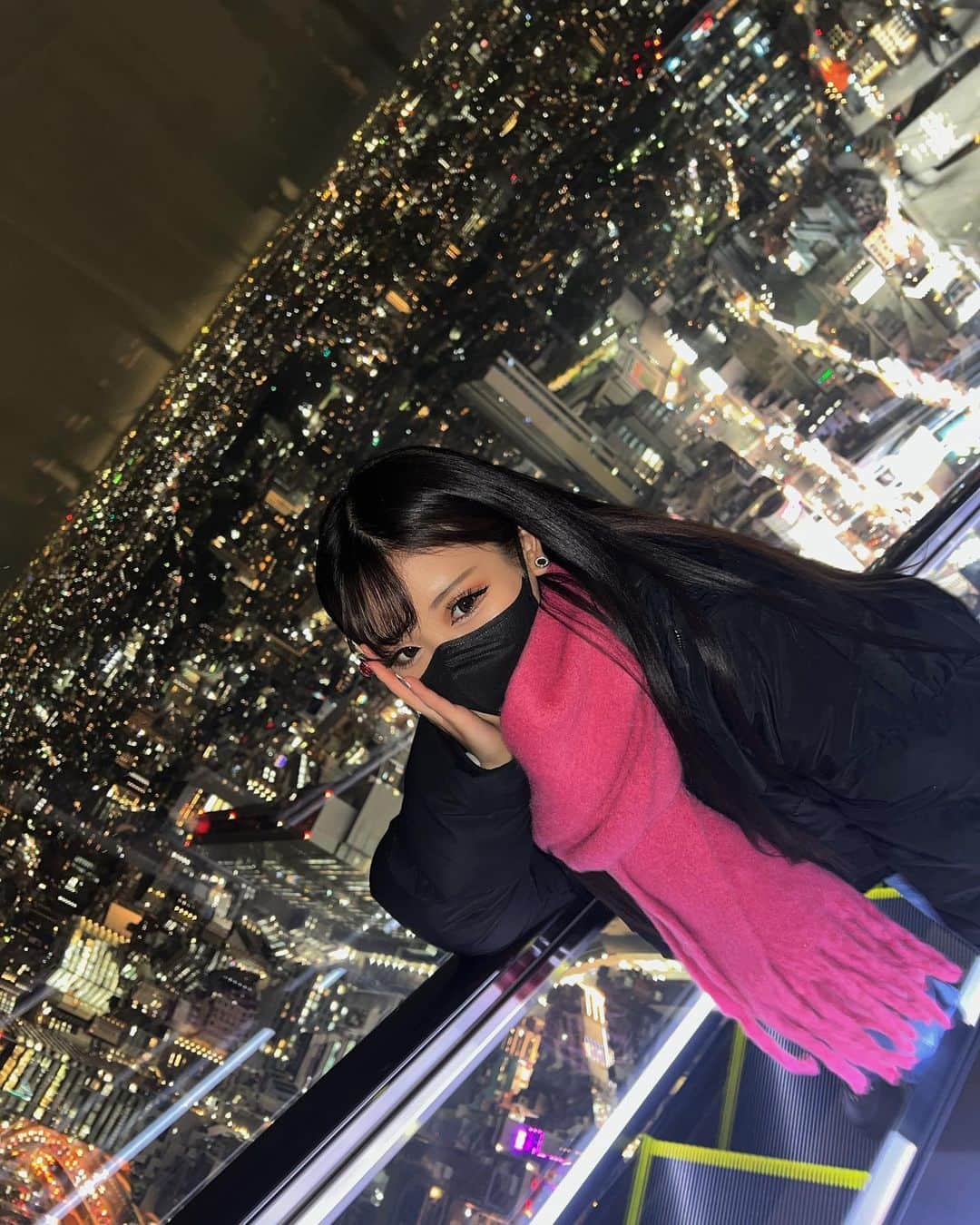 みちゃさんのインスタグラム写真 - (みちゃInstagram)「行きたかった渋谷スカイ🗼💗 東京タワーもスカイツリーも見れてめちゃくちゃ綺麗やった🥹田舎の夜景とかと違って迫力がすんごい...この光の数だけ人間が生きてるのか...と思ったら東京すげぇってなった(田舎者)エレベーターもしゅんってすぐ着いて凄かったなぁ🥹🫶BARとかもあってこの景色見ながら飲むラテアート最高に大人の時間やった🧋🫧富士山も見えるらしいから次は明るい時間に行きたい☀️ ・ ・ ・ #渋谷スカイ #渋谷スカイ展望台 #渋谷スカイビル #渋谷スカイラウンジ #渋谷スカイからの眺め #渋谷 #渋谷ディナー #渋谷デート #渋谷スクランブルスクエア #渋谷スクランブルスクエア #渋谷観光 #渋谷バー」2月2日 11時28分 - micha__myotora