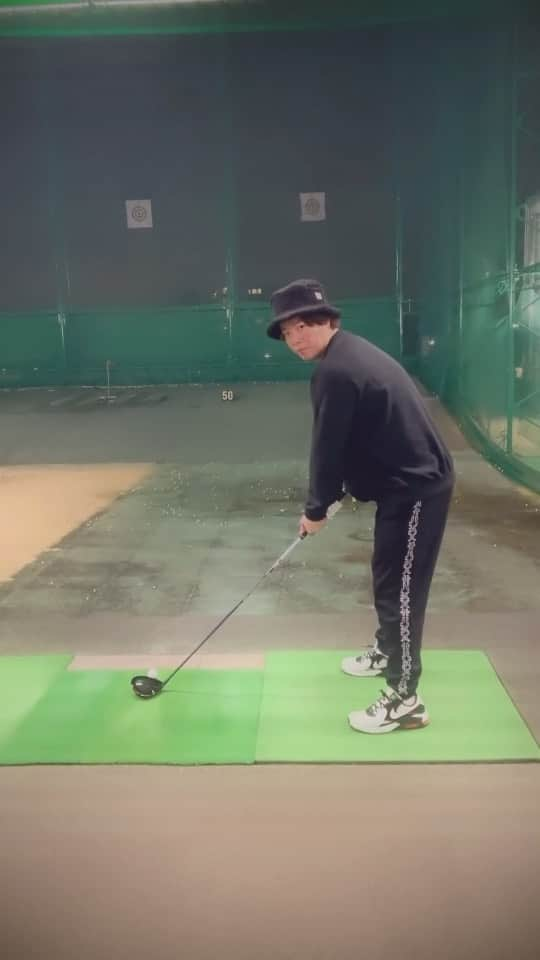 しゅうぺいのインスタグラム：「ゴルフ打ちっぱなし🏌️‍♂️ まだまだスイングに波があるから しっかりしたフォームを固めたいでーす💪 練習あるのみですね⛳️  #ゴルフ #ゴルフ初心者 #ドライバー #打ちっぱなし #srixon  #taylorMade #MASTERBUNNYEDITION #DESCENTE #NIKE #golf #TWICE」