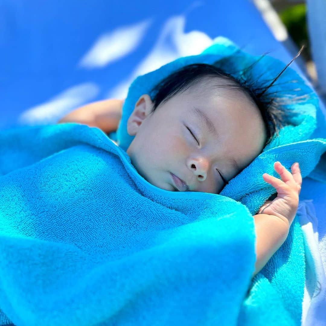 EMIのインスタグラム：「Take a nap😴🌈💙  #nap #babyboy #baby #myson #mylove #family #blue #hawaii #honolulu #お昼寝 #赤ちゃん #男の子 #男の子ベビー #兄弟 #家族 #ハワイ」
