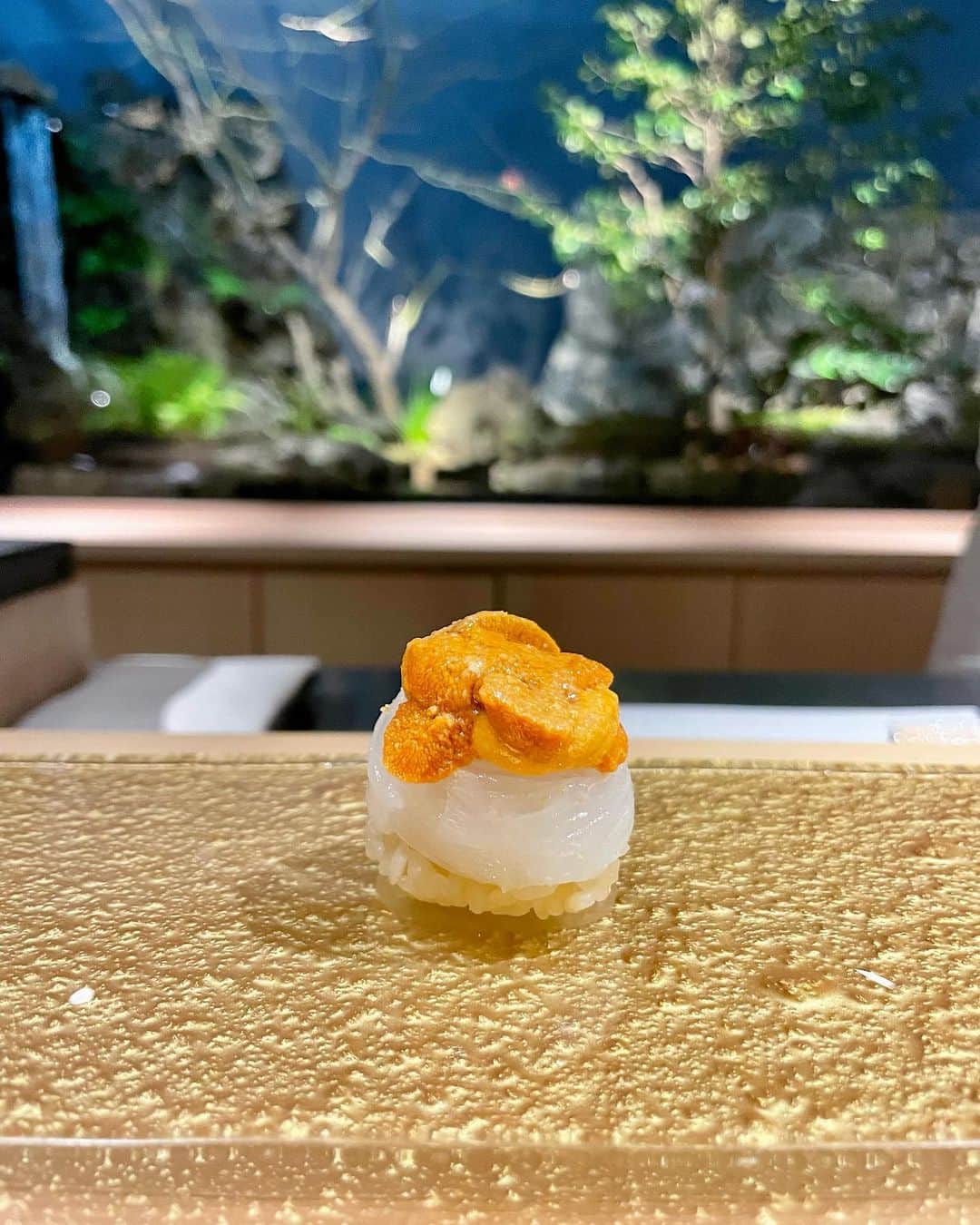 森夏子さんのインスタグラム写真 - (森夏子Instagram)「よく食べ よく笑った ご近所新年会🍣 ⁡ 大阪・天満にある 🍣 寿司shizuku 　さんへ  @shizuku_nishitenma  ⁡ アイディア・想像力を形にする力 お見事でした👏👏👏 ⁡ いっぴん・一品 その”ひとしな”に関わる全ての「食材」と これでもか！っていうぐらい「対話」して 最高のカタチに仕上がった🍣 ⁡ 握っていただく前から会話が弾み 胃袋におさまれば、 感想と質問が飛び出てくる🎤 ⁡ 気の合う仲間と 美味しい鮨 ＆ 日本酒🍶 ⁡ 今年も頑張ってこー なんて気合も入りました♫ ⁡ 2月もスタート✨ いっちょ頑張りますか！ ⁡ ⁡ ⁡ #鮨しずく #鮨shizuku #鮨スタグラム #予約困難店 #ご近所新年会 #予約困難店はいつも他力本願 #大阪　#鮨  #sushi #omakase #寿司好きな人と繋がりたい #すしすたぐらむ  ⁡」2月2日 11時51分 - natsusora72